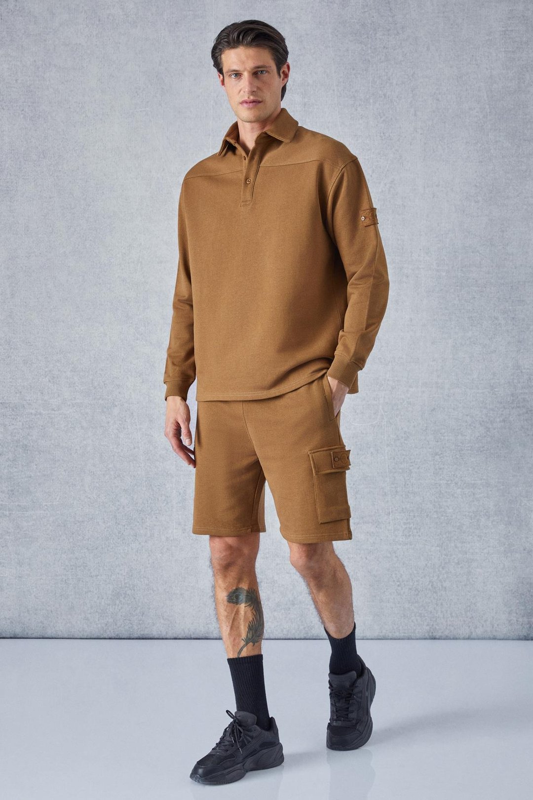 AATROX Erkek Polo Yakalı Patlı Düğmeli Uzun Kol Regular Fit Nakış Detaylı Koyu Kahverengi Sweatshirt