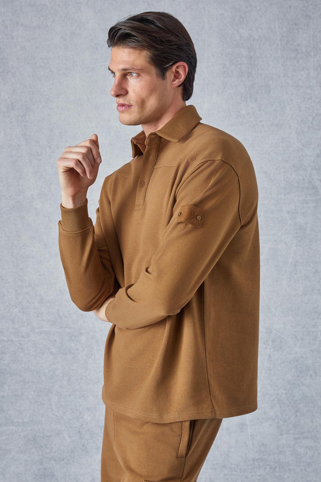 AATROX Erkek Polo Yakalı Patlı Düğmeli Uzun Kol Regular Fit Nakış Detaylı Koyu Kahverengi Sweatshirt