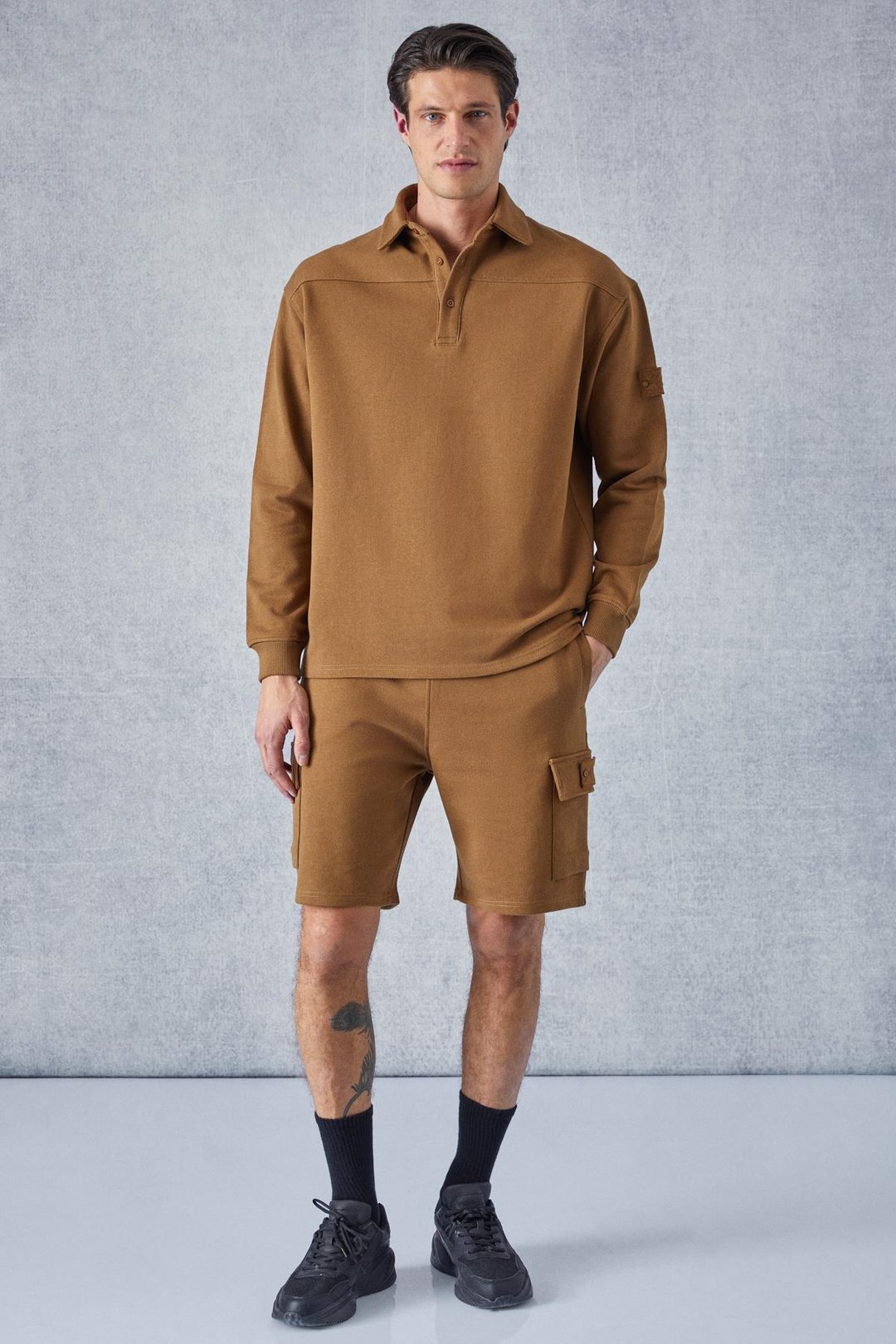 AATROX Erkek Polo Yakalı Patlı Düğmeli Uzun Kol Regular Fit Nakış Detaylı Koyu Kahverengi Sweatshirt