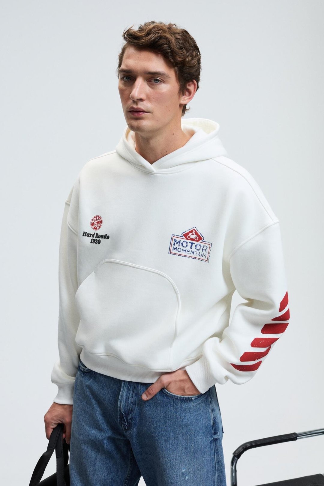 ABISMO Erkek Kapüşonlu Kanguru Cepli Kolları ve Sırtı Baskılı Relaxed Fit Beyaz Sweatshirt