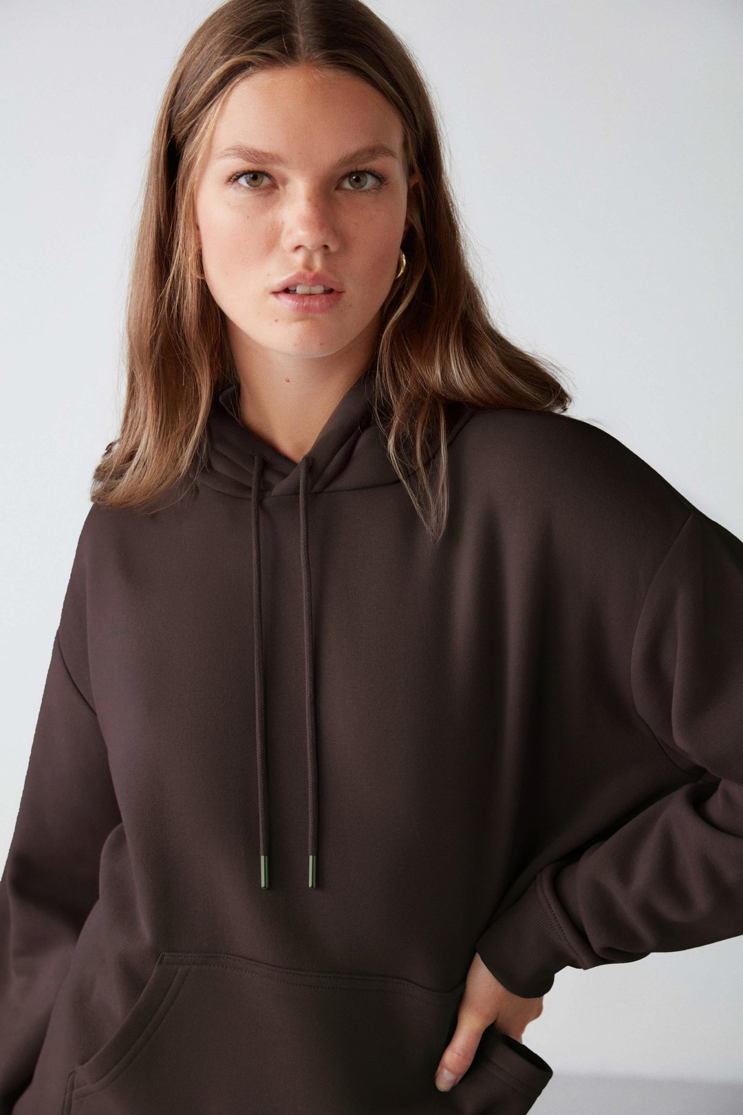 Adel Kadın Organik Pamuklu Içi Polarlı Yumuşacık Relaxed  Kanguru Cepli Kapüşonlu Kahverengi Sweatshirt