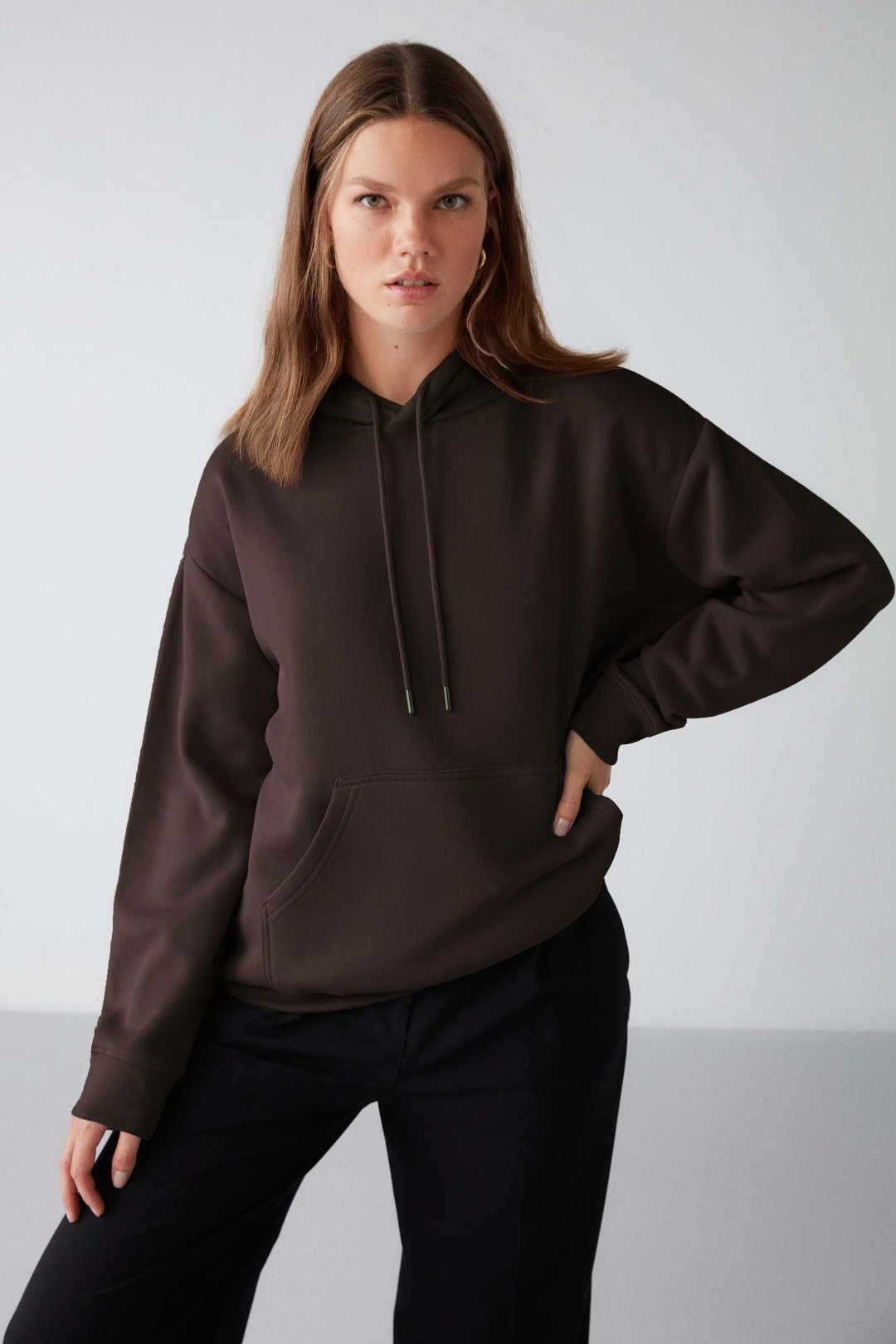 Adel Kadın Organik Pamuklu Içi Polarlı Yumuşacık Relaxed  Kanguru Cepli Kapüşonlu Kahverengi Sweatshirt