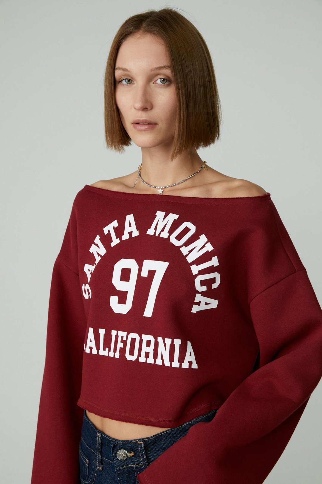 ASLY Kadın Asimetrik Yakalı Şardonsuz Tek Omzu Açık Baskılı Bordo Sweatshirt