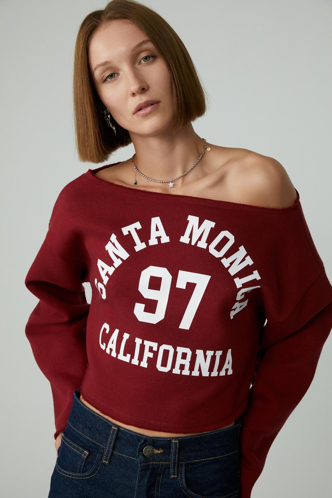 ASLY Kadın Asimetrik Yakalı Şardonsuz Tek Omzu Açık Baskılı Bordo Sweatshirt