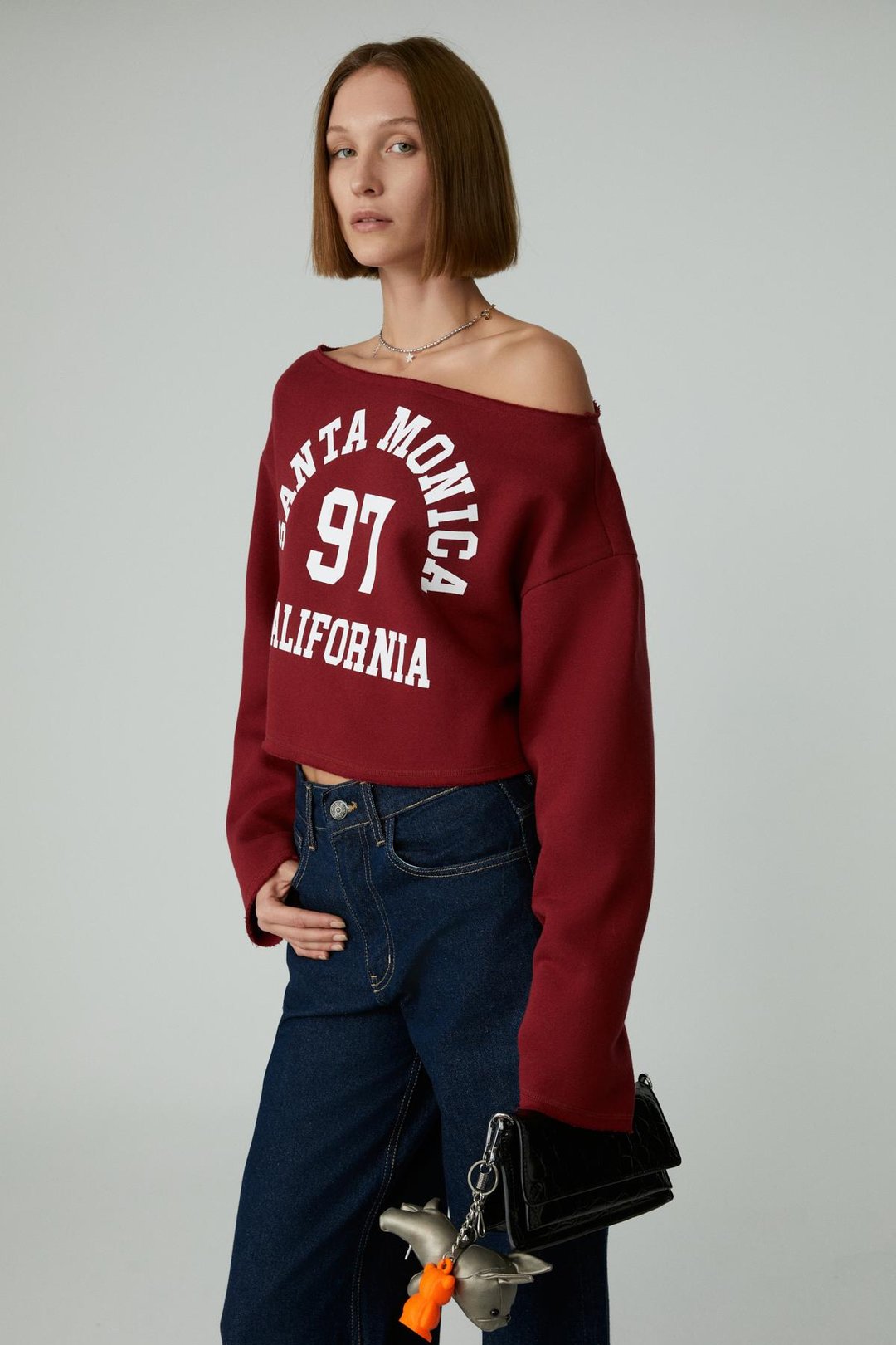 ASLY Kadın Asimetrik Yakalı Şardonsuz Tek Omzu Açık Baskılı Bordo Sweatshirt