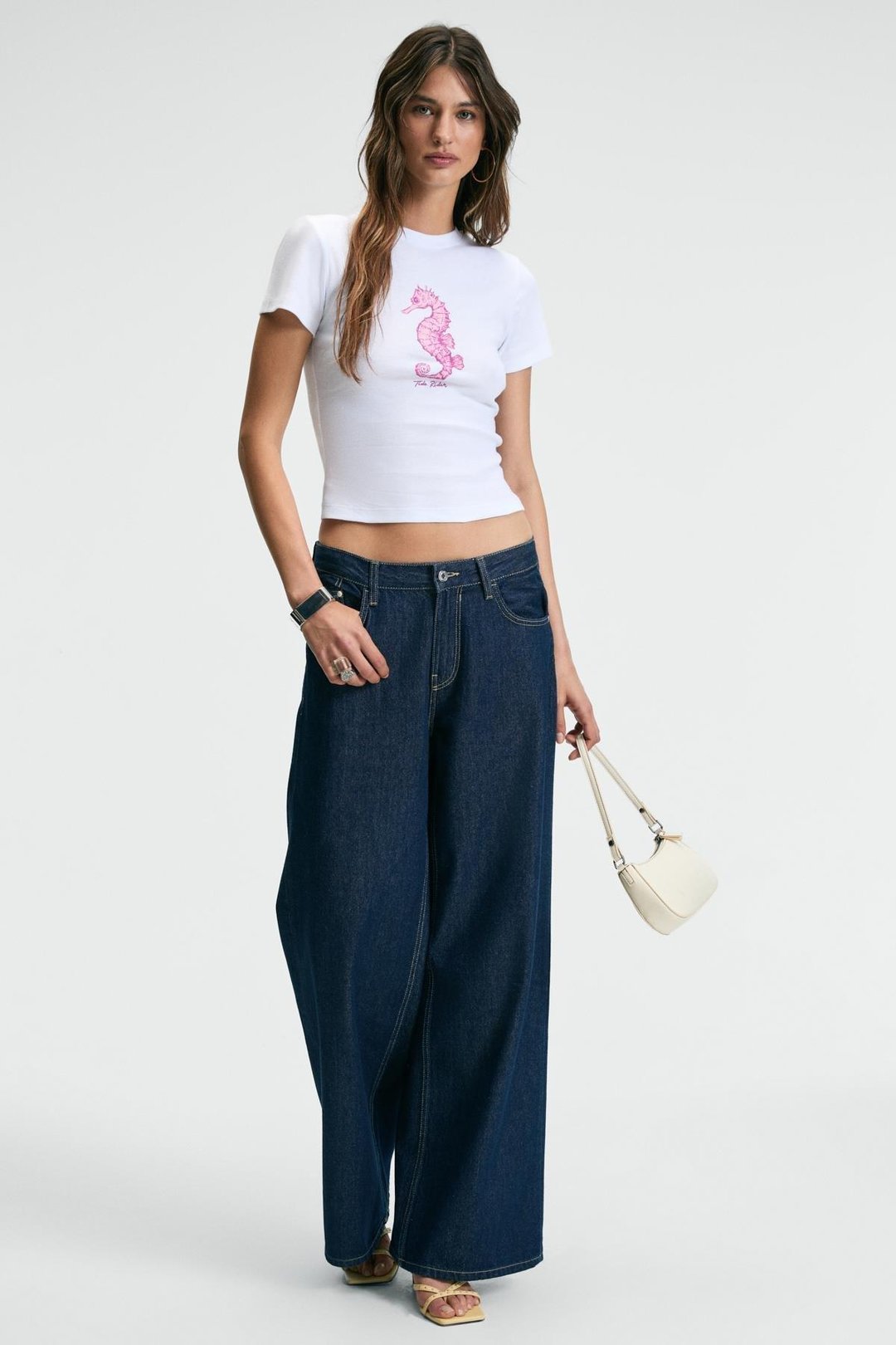 ATHEA Kadın Bisiklet Yaka Kısa Kollu Önü Baskılı Slim Beyaz - Pembe baskılı T-Shirt