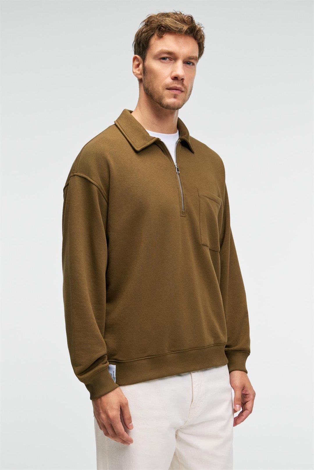 AUGUST Erkek %100 Pamuk Yarım Fermuarlı Yakalı Cepli Süs Etiketli Haki Sweatshirt