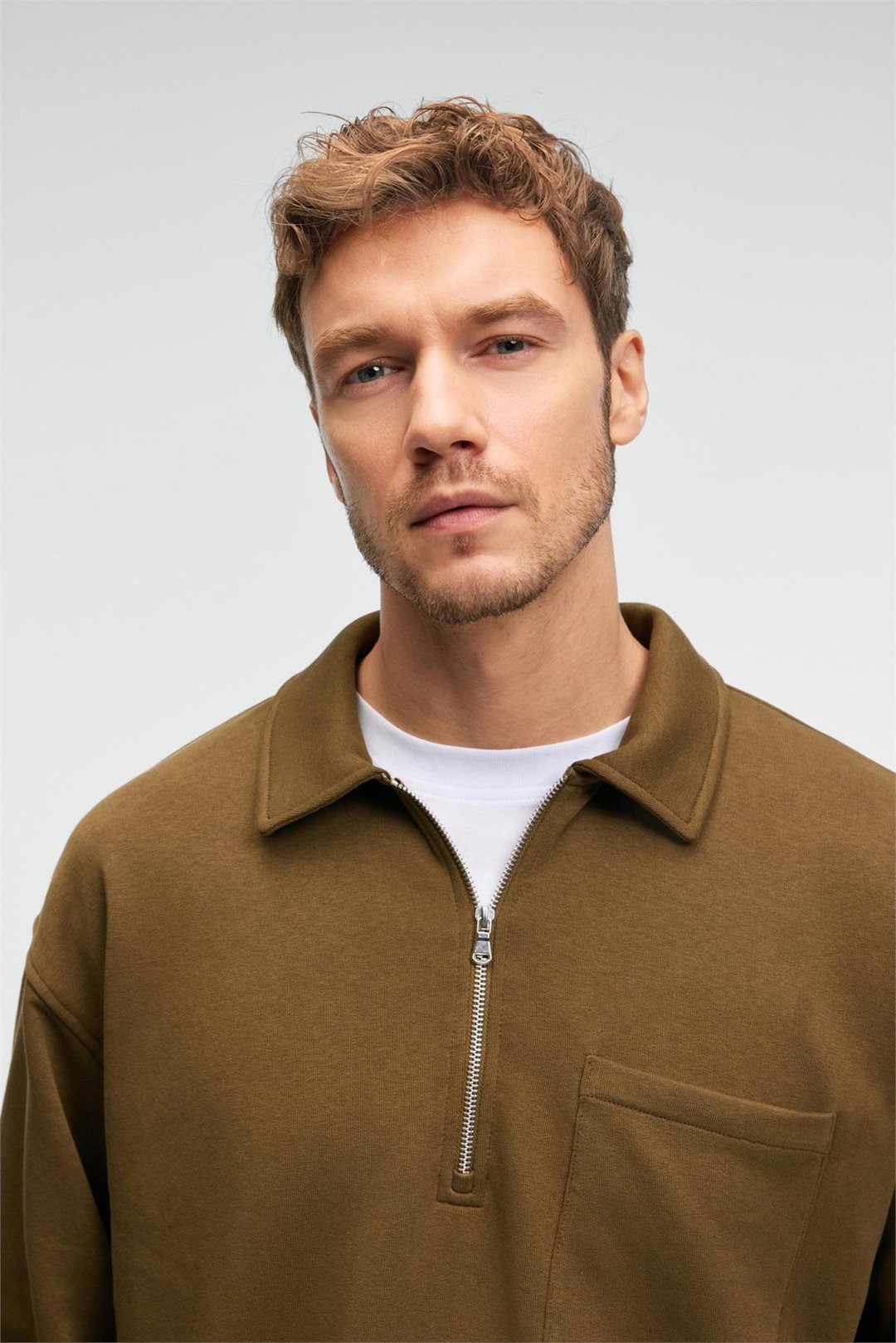 AUGUST Erkek %100 Pamuk Yarım Fermuarlı Yakalı Cepli Süs Etiketli Haki Sweatshirt