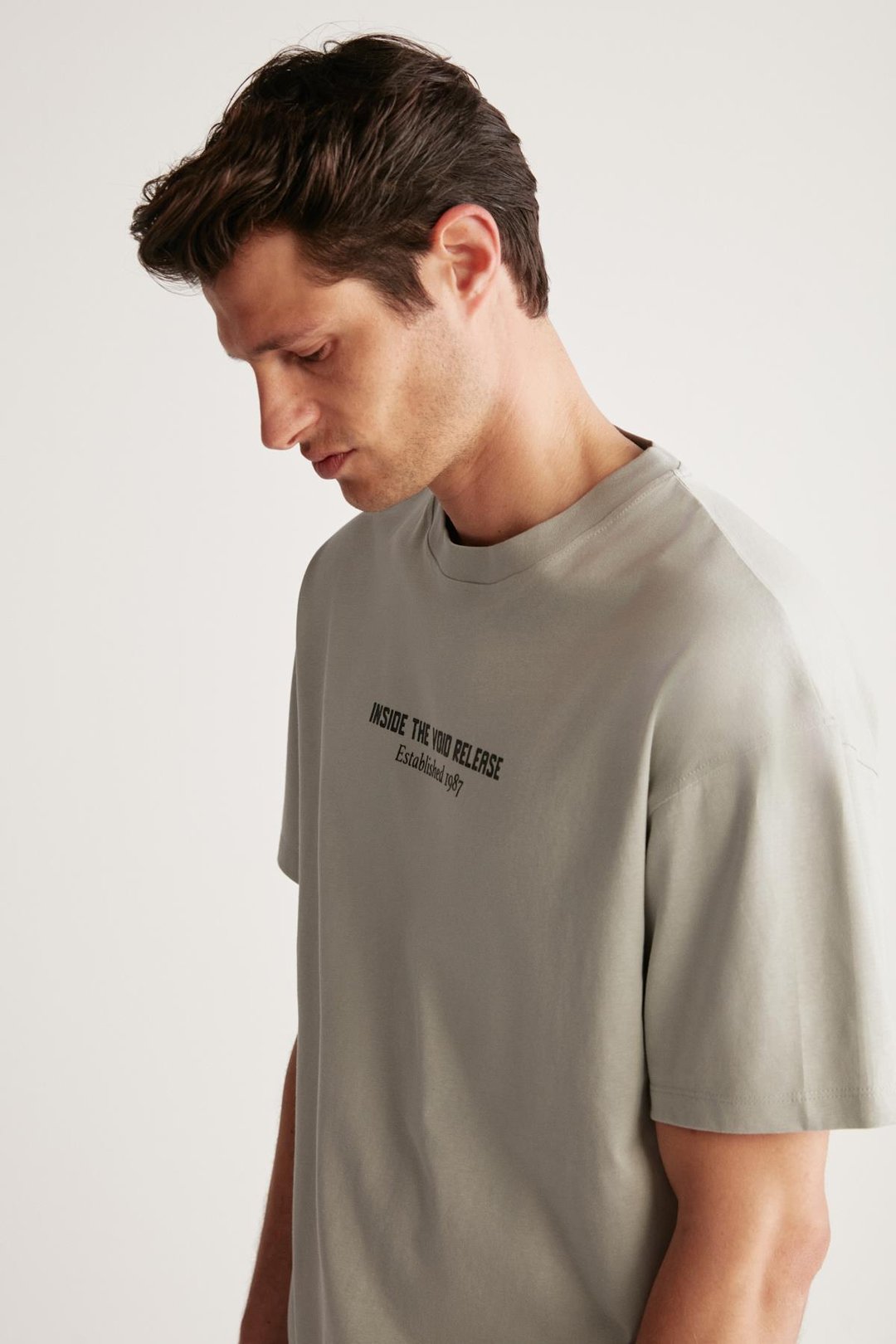BASTIAN Erkek Sırt Baskı Detaylı Oversize %100 Organik Pamuk Örme Kısa Kol Gri T-Shirt