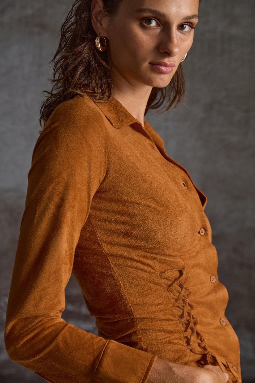 BOGOTAN Kadın Slim Fit Vücudu Saran Süet Belden Bağlamalı İpli Kahverengi Gömlek