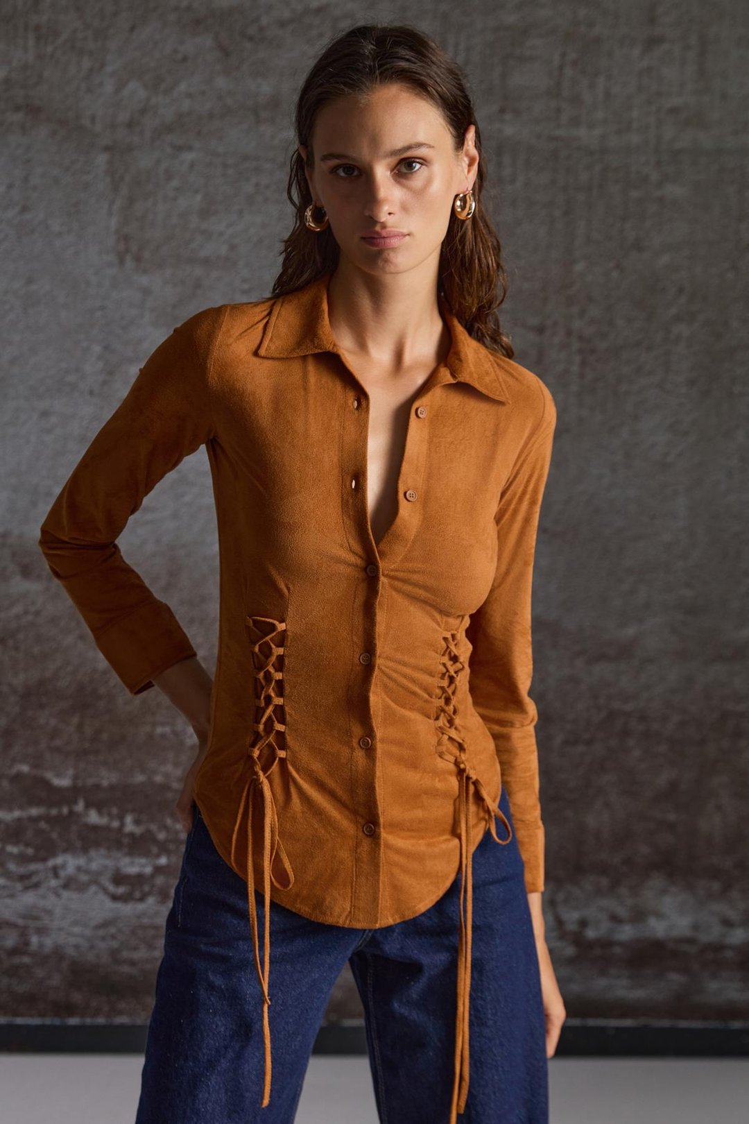 BOGOTAN Kadın Slim Fit Vücudu Saran Süet Belden Bağlamalı İpli Kahverengi Gömlek