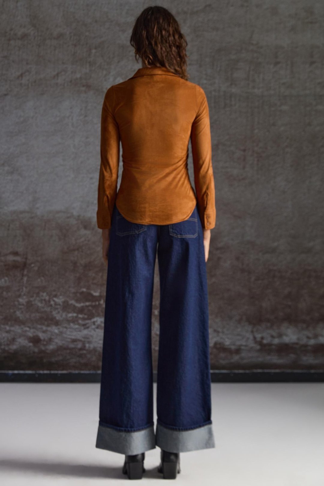 BOGOTAN Kadın Slim Fit Vücudu Saran Süet Belden Bağlamalı İpli Kahverengi Gömlek