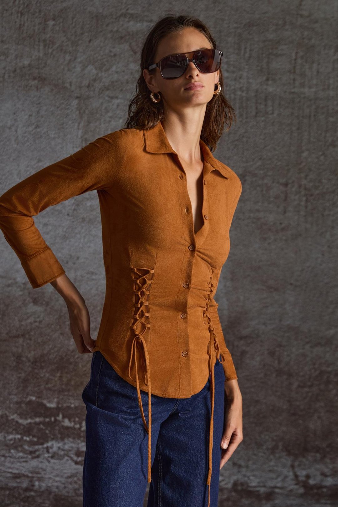 BOGOTAN Kadın Slim Fit Vücudu Saran Süet Belden Bağlamalı İpli Kahverengi Gömlek