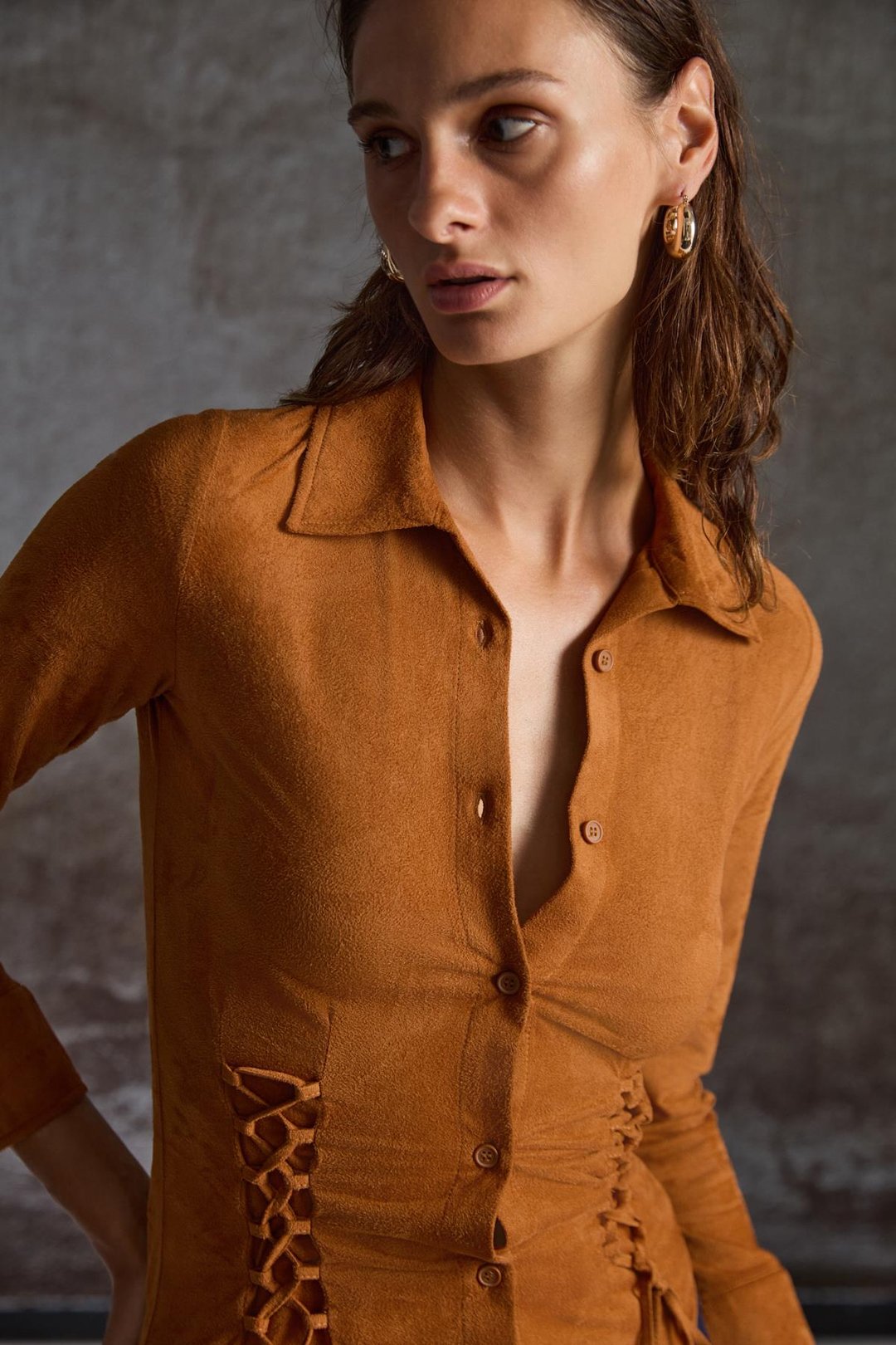 BOGOTAN Kadın Slim Fit Vücudu Saran Süet Belden Bağlamalı İpli Kahverengi Gömlek