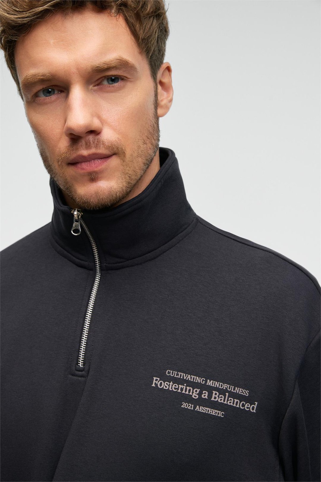 BRAM Erkek %100 Pamuk Dik Yakalı Yarım Fermuarlı Baskılı Antrasit Sweatshirt