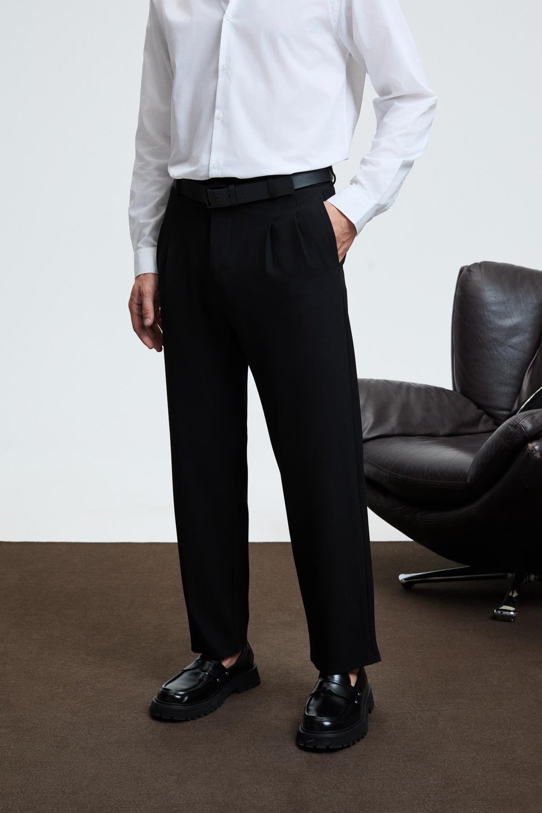 BRIGHAM Erkek Beli Lastikli Yanları Ve Arkası Cepli Fermuarlı Pileli Relaxed Fit Dokuma Siyah Pantolon