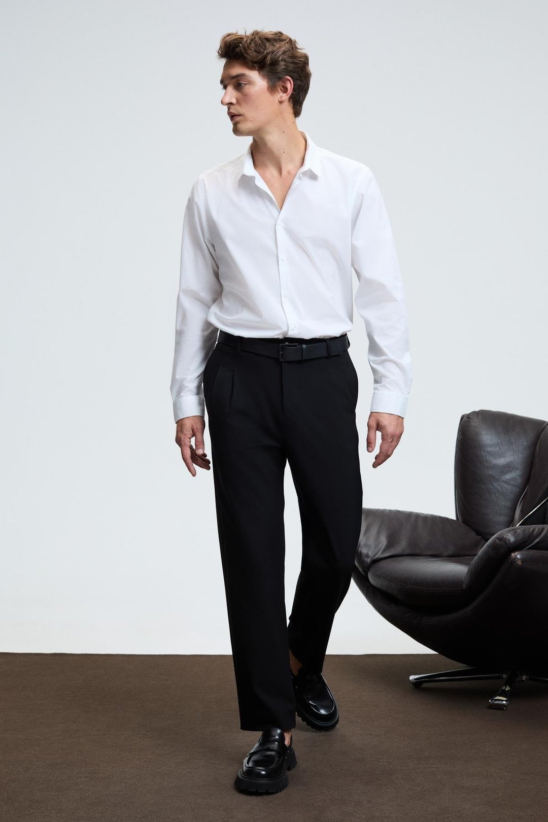 BRIGHAM Erkek Beli Lastikli Yanları Ve Arkası Cepli Fermuarlı Pileli Relaxed Fit Dokuma Siyah Pantolon