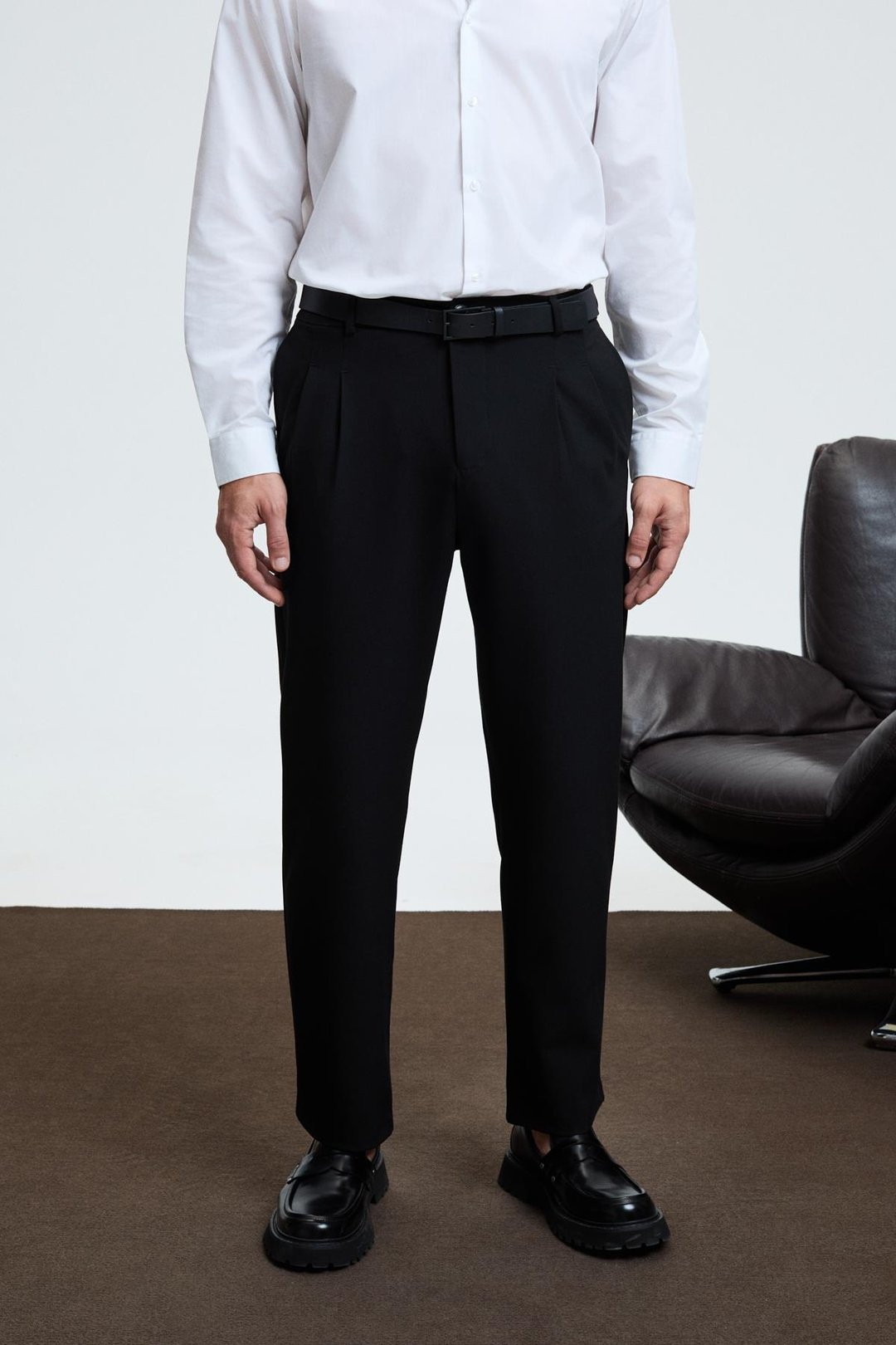 BRIGHAM Erkek Beli Lastikli Yanları Ve Arkası Cepli Fermuarlı Pileli Relaxed Fit Dokuma Siyah Pantolon