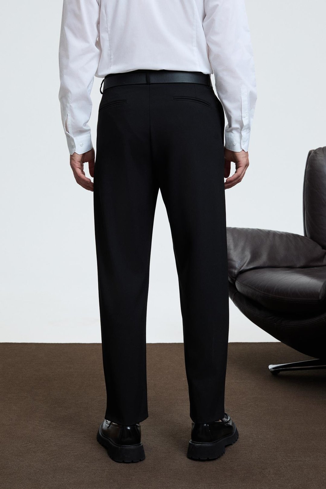 BRIGHAM Erkek Beli Lastikli Yanları Ve Arkası Cepli Fermuarlı Pileli Relaxed Fit Dokuma Siyah Pantolon