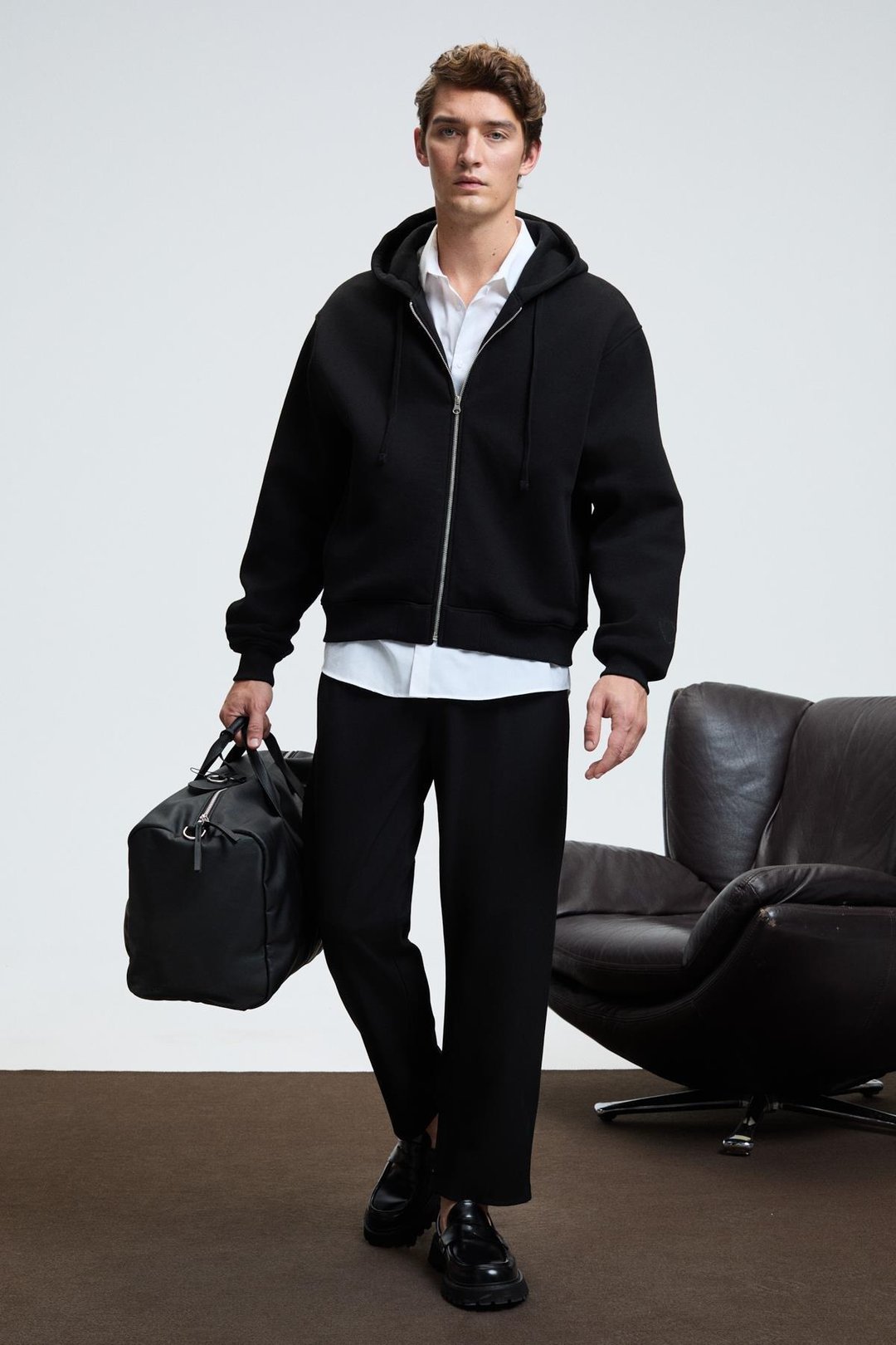 BRIGHAM Erkek Beli Lastikli Yanları Ve Arkası Cepli Fermuarlı Pileli Relaxed Fit Dokuma Siyah Pantolon