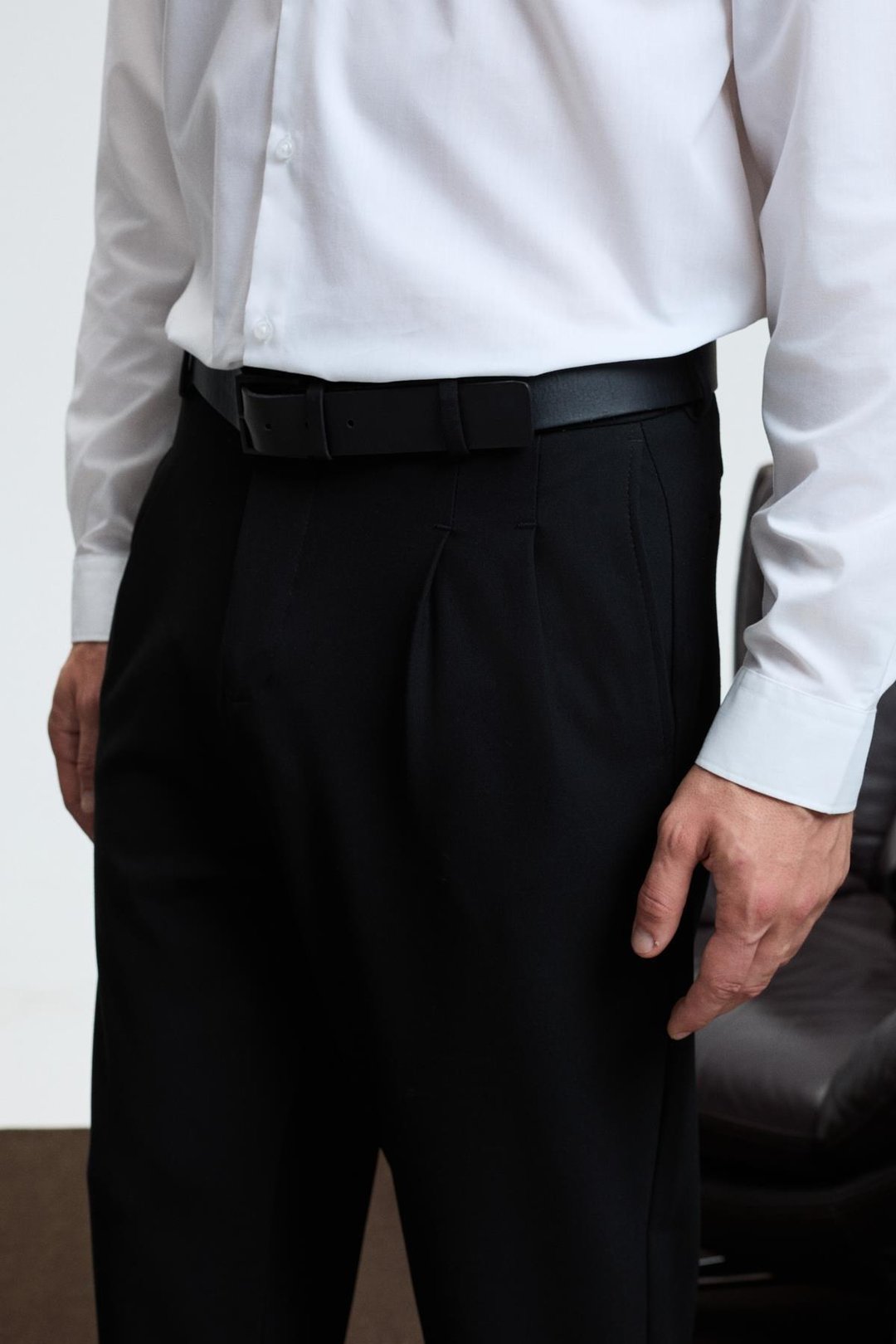 BRIGHAM Erkek Beli Lastikli Yanları Ve Arkası Cepli Fermuarlı Pileli Relaxed Fit Dokuma Siyah Pantolon