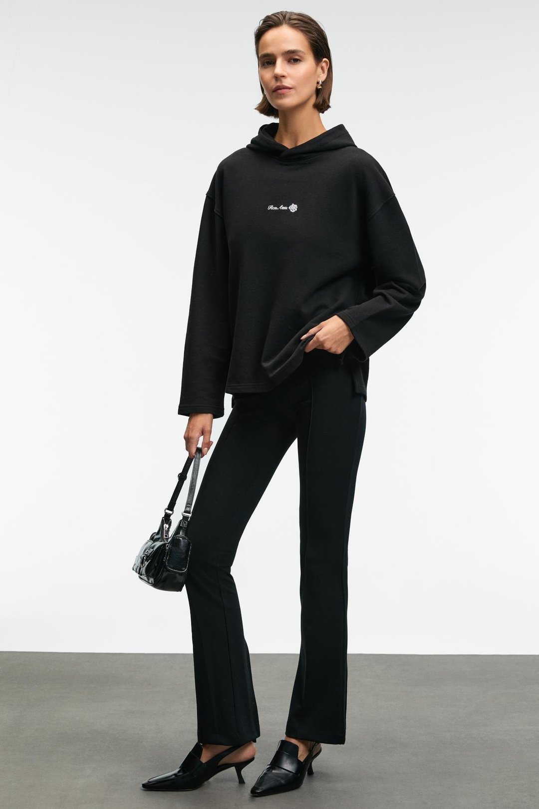 CAMELLIA Kadın Önü Nakışlı Etek Ucu Yırtmaçlı Kapüşonlu Comfort Fit Siyah Sweatshirt