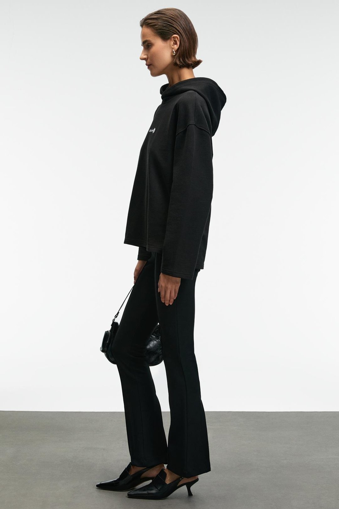 CAMELLIA Kadın Önü Nakışlı Etek Ucu Yırtmaçlı Kapüşonlu Comfort Fit Siyah Sweatshirt