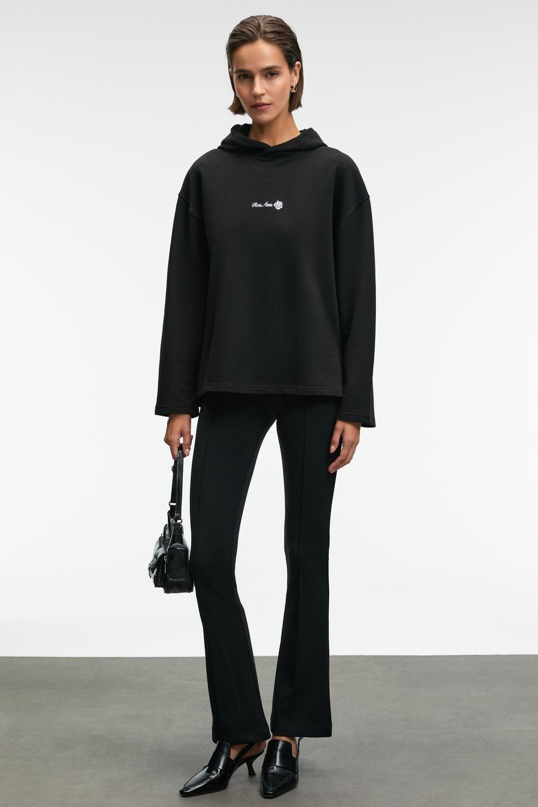 CAMELLIA Kadın Önü Nakışlı Etek Ucu Yırtmaçlı Kapüşonlu Comfort Fit Siyah Sweatshirt