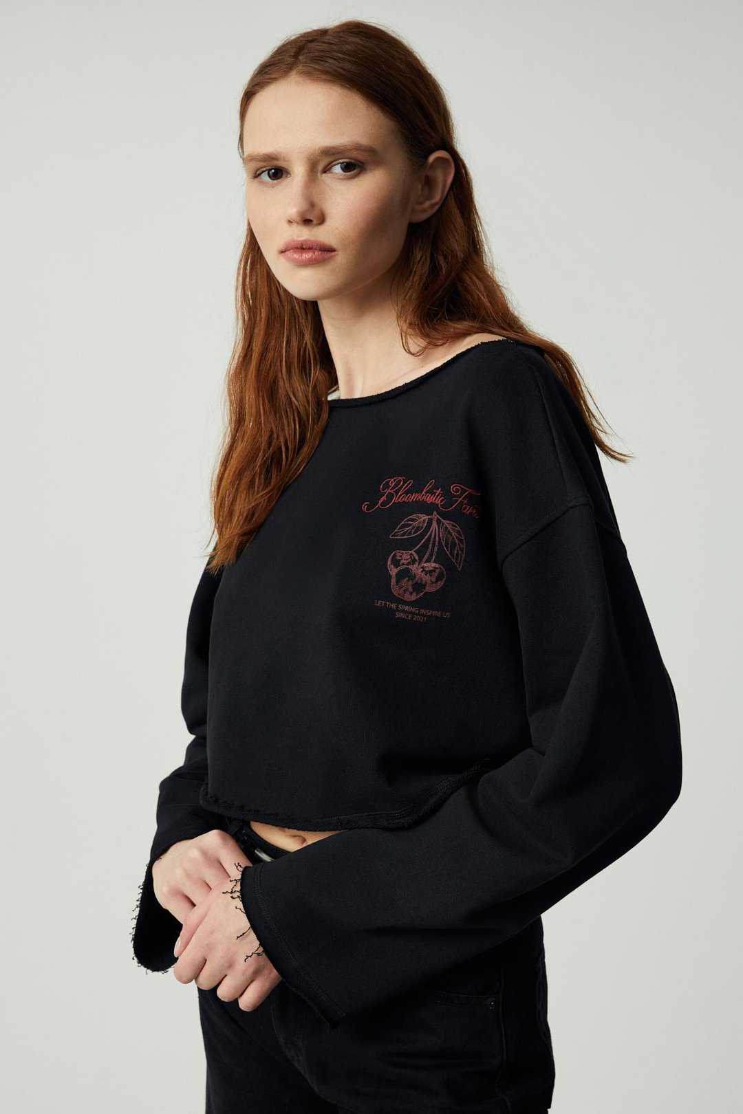 CARIBOU Kadın Asimetrik Yakalı Şardonsuz Tek Omzu Açık Baskılı Siyah Sweatshirt