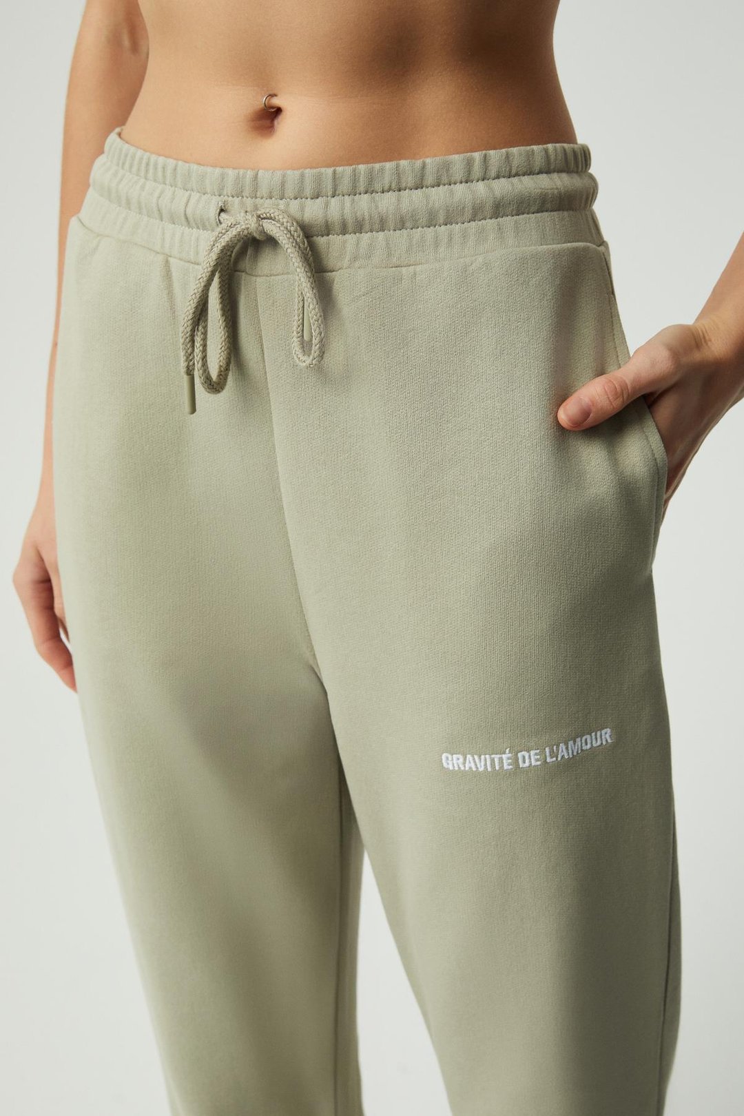 CARROLINE Kadın Nakış İşlemeli Relaxed Dar Paça Organik Pamuk Gri Eşofman Altı