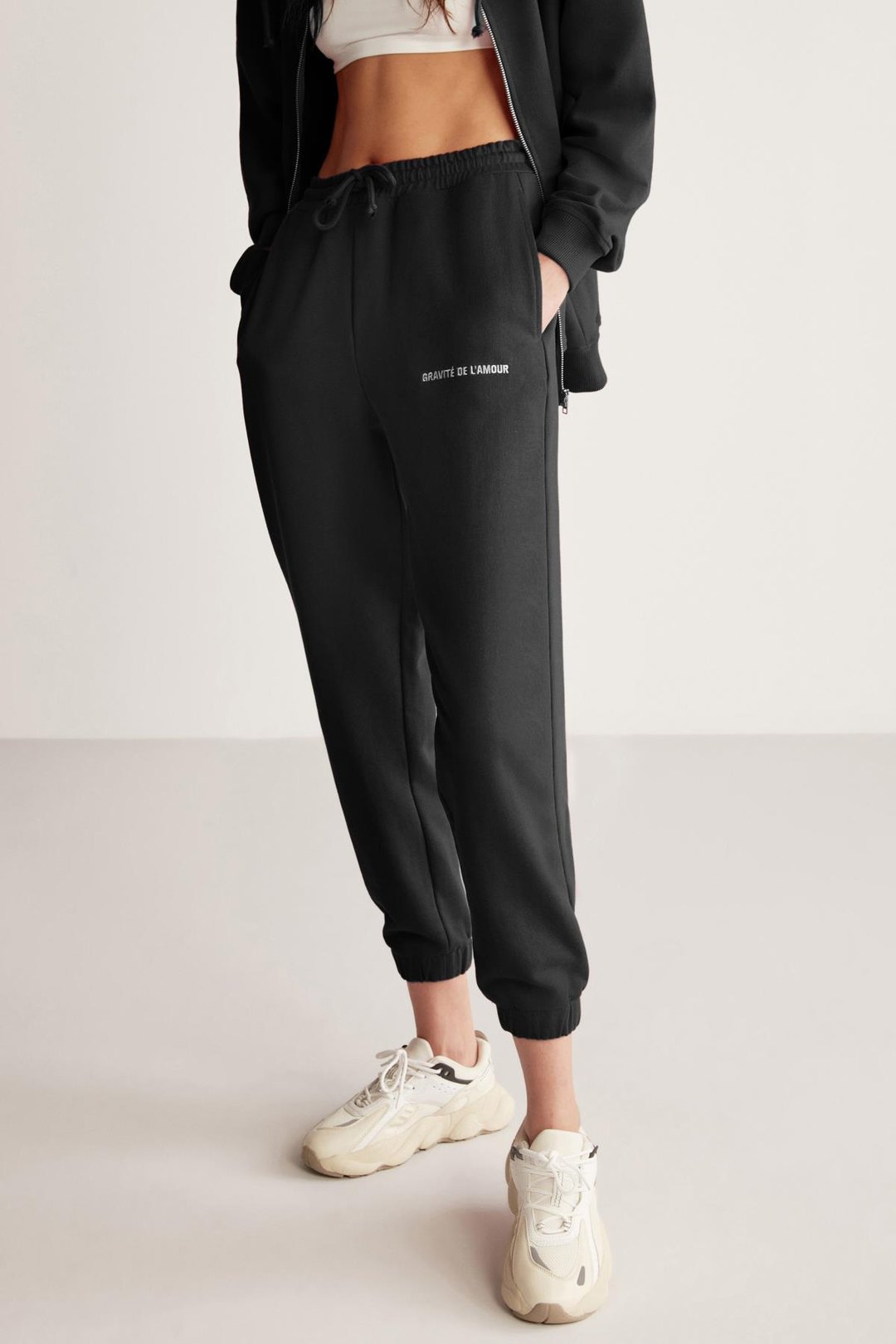 CARROLINE Kadın Nakış İşlemeli Relaxed Dar Paça Organik Pamuk Siyah Eşofman Altı