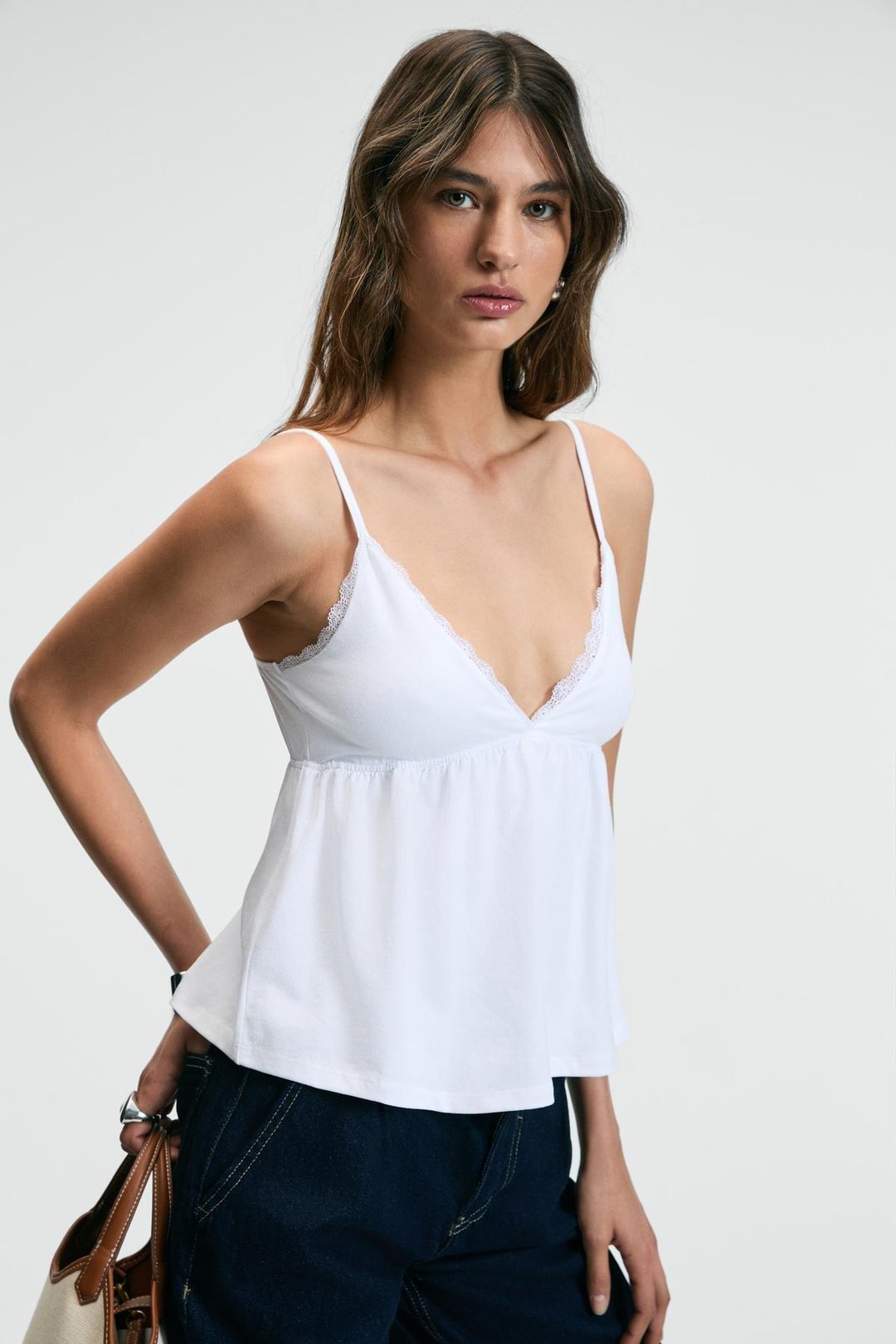 CLARVIA Kadın Üçgen Göğüs Kuplu Dantel Detaylı Ayar Askılı Beyaz Bluz