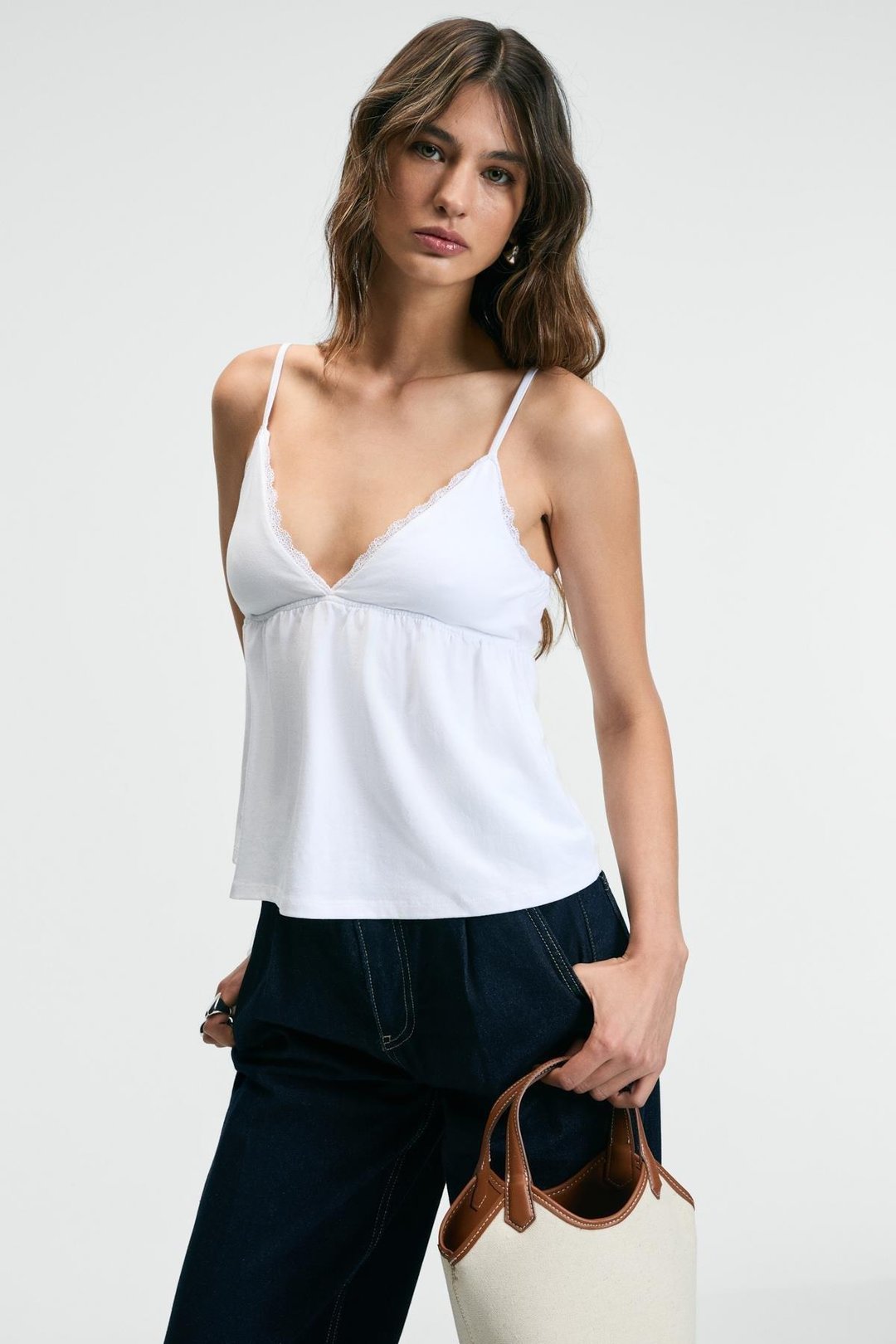 CLARVIA Kadın Üçgen Göğüs Kuplu Dantel Detaylı Ayar Askılı Beyaz Bluz