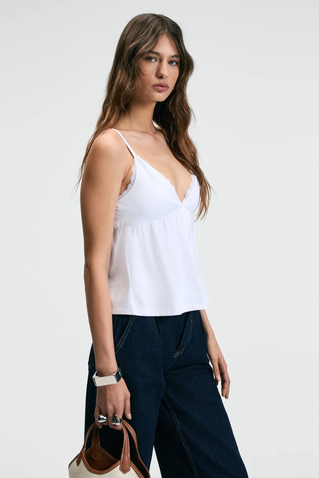 CLARVIA Kadın Üçgen Göğüs Kuplu Dantel Detaylı Ayar Askılı Beyaz Bluz