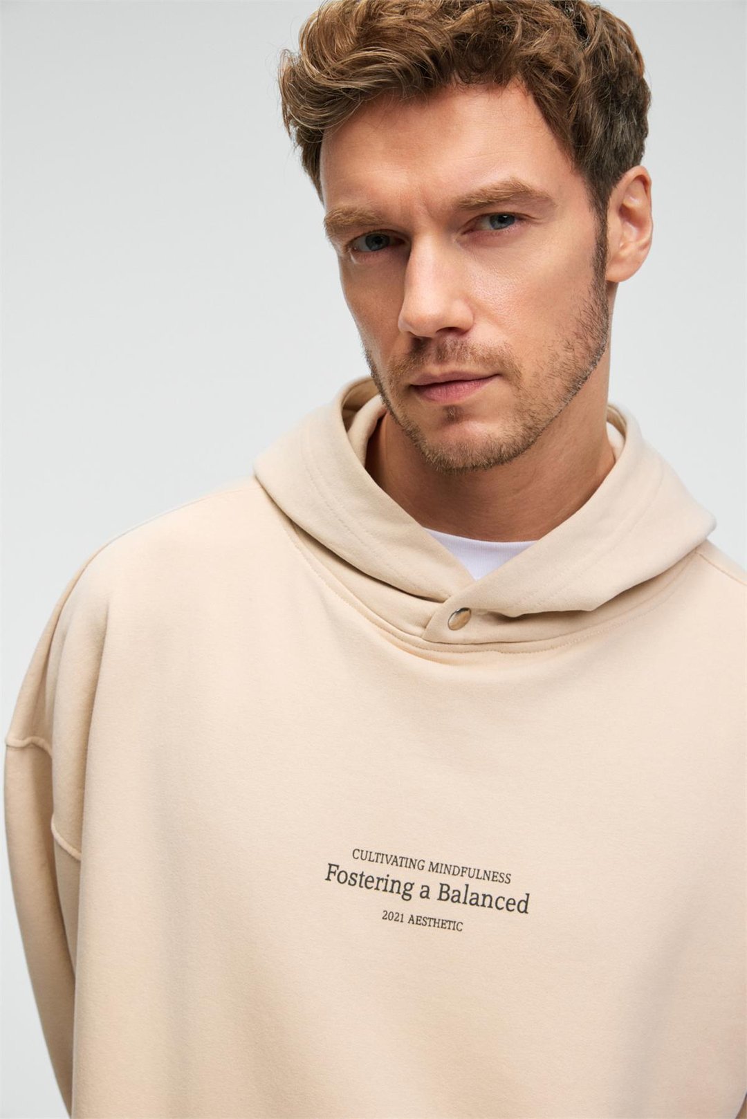 CLAY Erkek %100 Pamuk Kapüşonlu Çıtçıtlı Baskılı Cebi Süs Etiketli Krem Sweatshirt