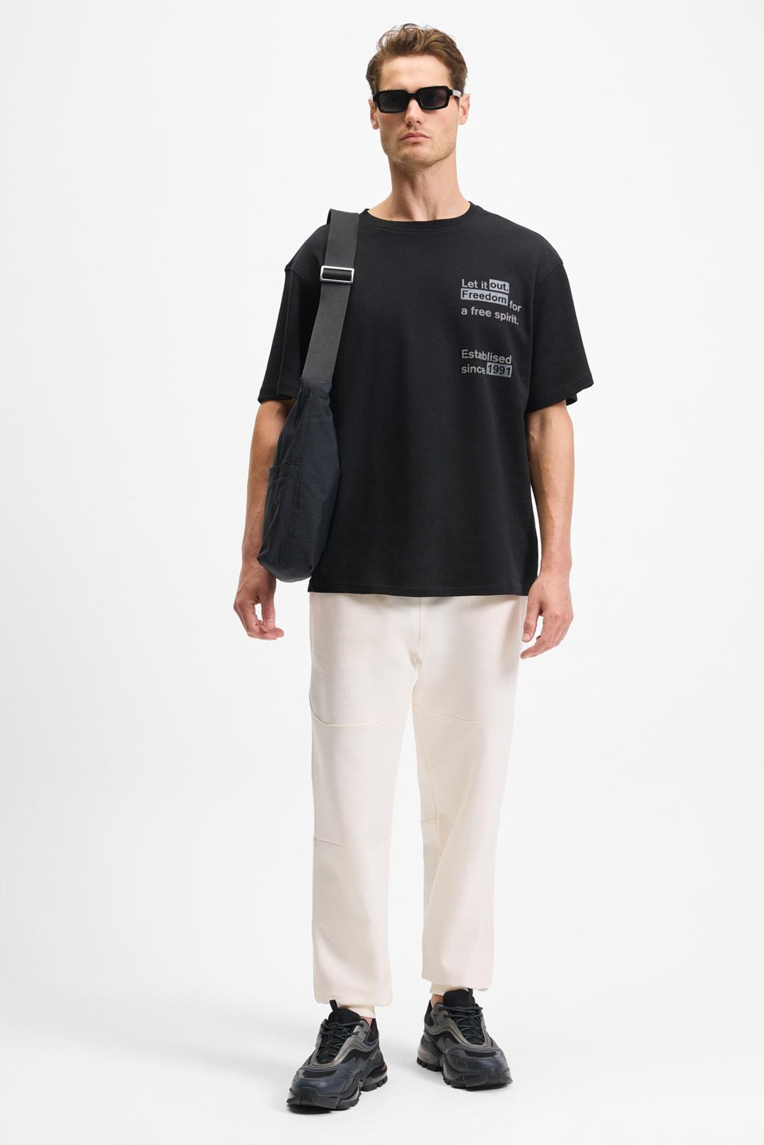 CODY Erkek Regular Fit Özel Dokulu Kalın Kumaşlı Önü Nakış Ve Baskılı Organik Pamuklu Siyah T-Shirt