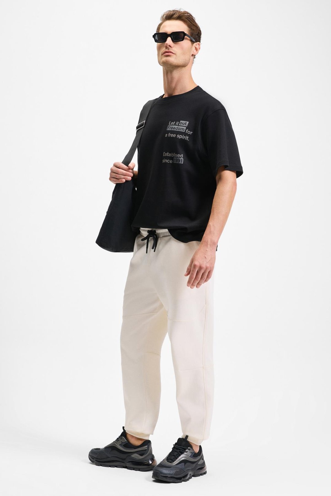 CODY Erkek Regular Fit Özel Dokulu Kalın Kumaşlı Önü Nakış Ve Baskılı Organik Pamuklu Siyah T-Shirt