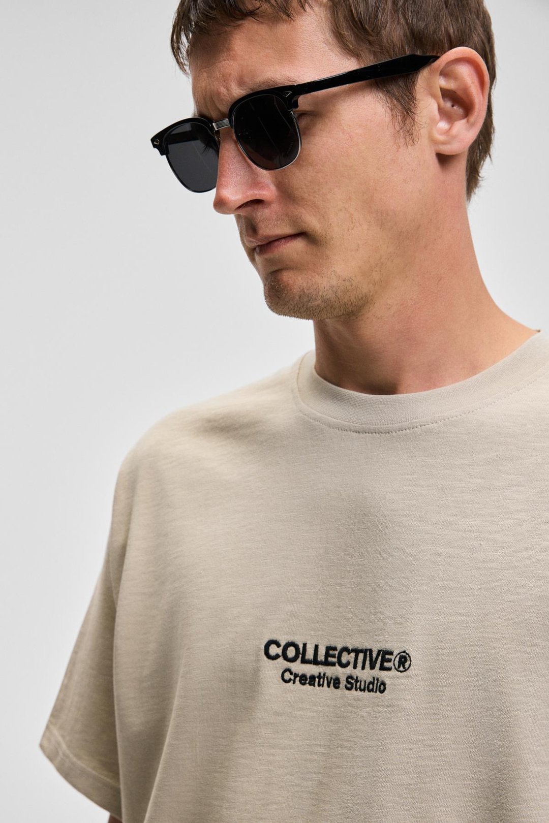 COLLECTIVE Erkek Ön Nakış Arka Baskı Detaylı %100 Organik Pamuk Oversize Kısa Kol Taş Rengi T-Shirt