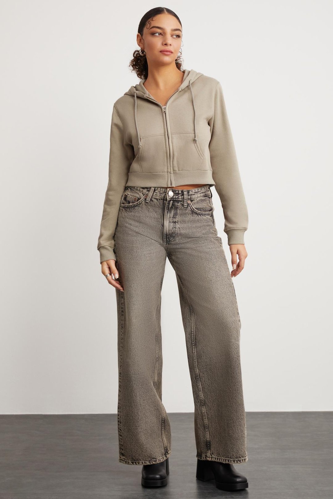 Delıa Kadın Crop İçi Polarlı Fermuarlı Organik Pamuklu Kapüsonlu Kordonlu Bej Sweatshirt