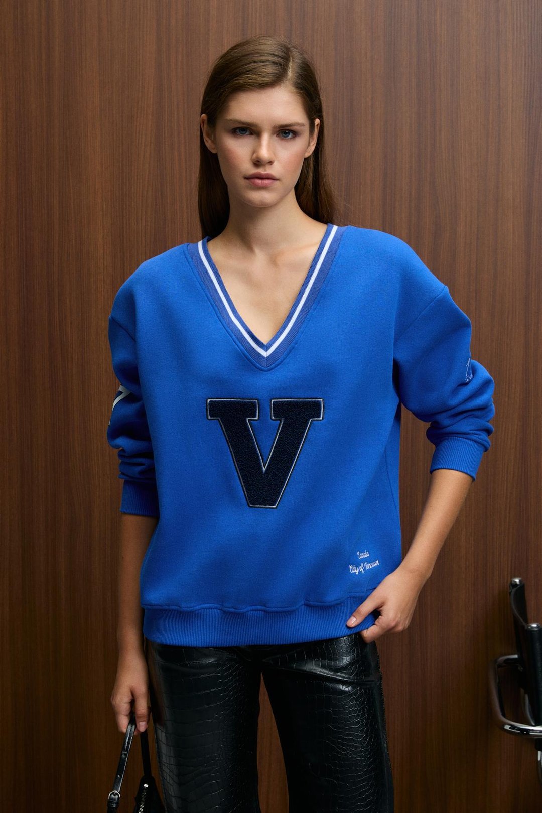 DIVINE Kadın V Yakalı Nakış Ve Patch Detaylı Mavi Sweatshirt