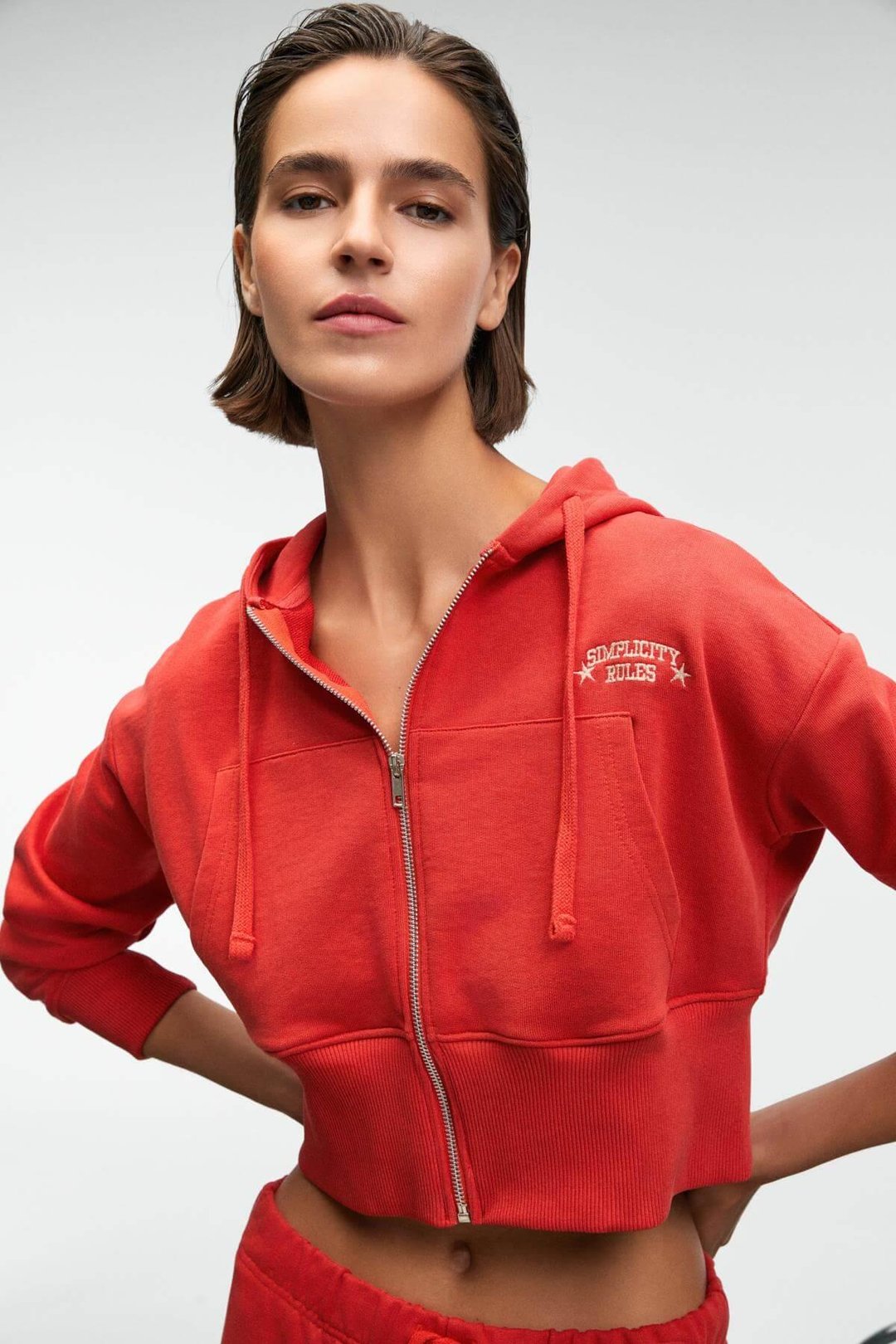 ELARA Kadın Metal Fermuarlı Nakışlı Kapüşonlu Crop Kırmızı Sweatshirt