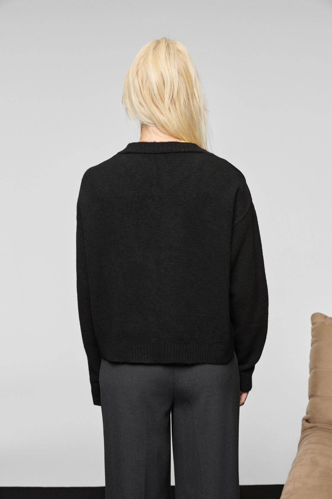 ESENCIA Kadın V Yaka Uzun Kollu Düğmeli Cepli Yumuşak Dokulu Regular Triko Siyah Kazak