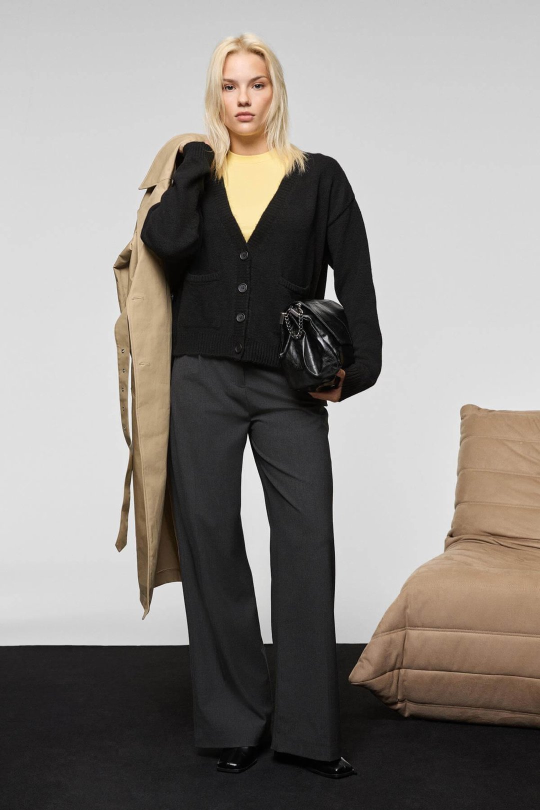 ESENCIA Kadın V Yaka Uzun Kollu Düğmeli Cepli Yumuşak Dokulu Regular Triko Siyah Kazak