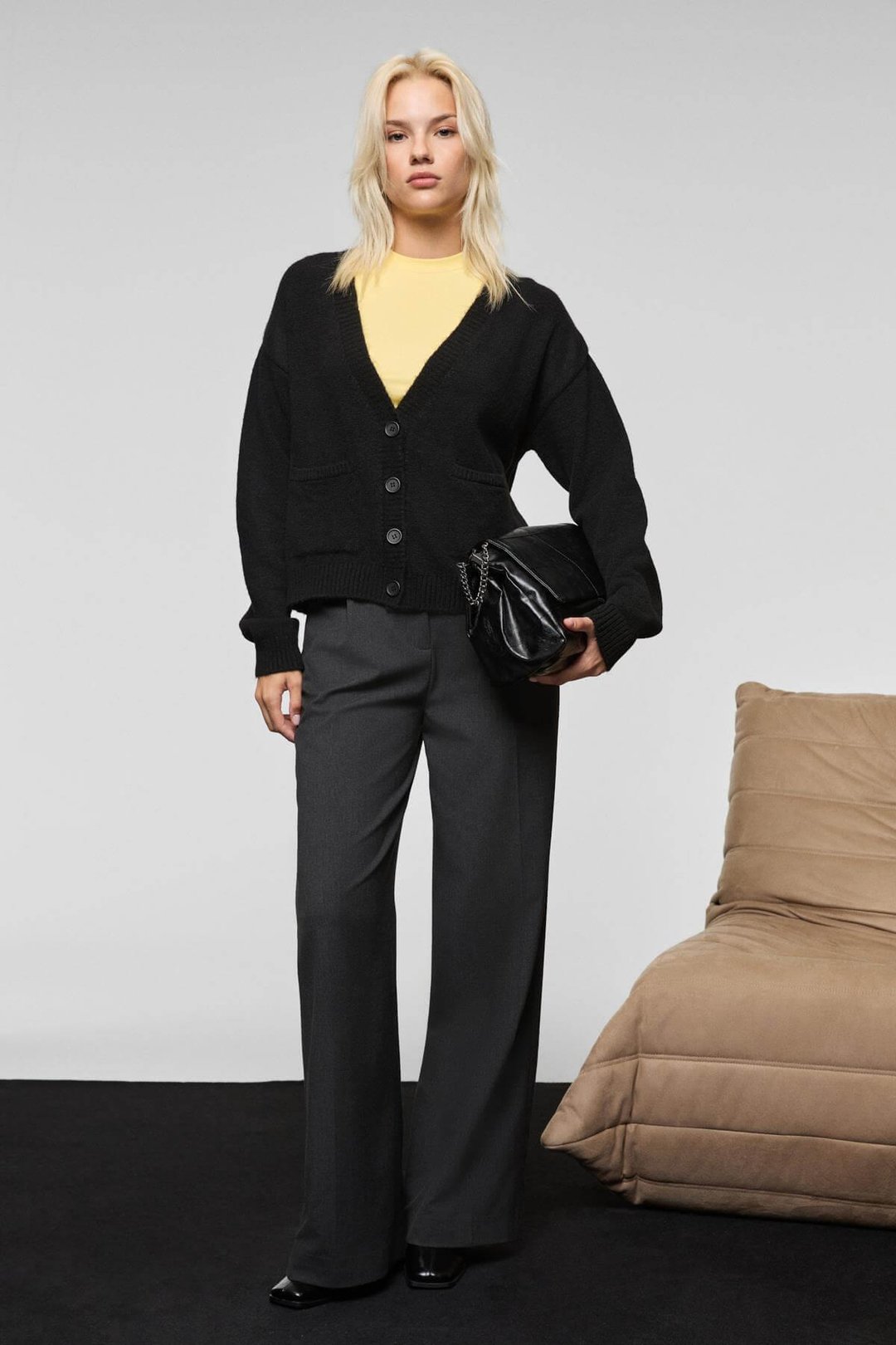 ESENCIA Kadın V Yaka Uzun Kollu Düğmeli Cepli Yumuşak Dokulu Regular Triko Siyah Kazak