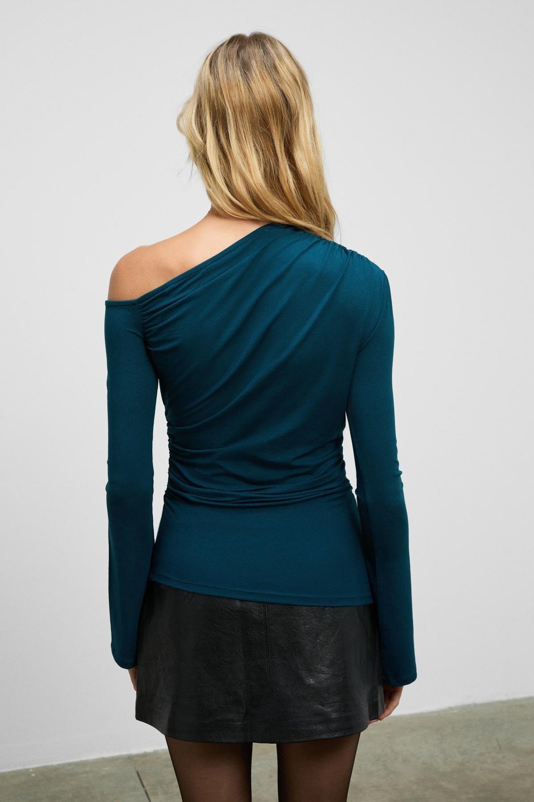 FAURIVA Kadın Asimetrik Yakalı Tek Omuzu Açık Büzgü Detaylı Esnek Kumaşlı Petrol Mavisi Bluz