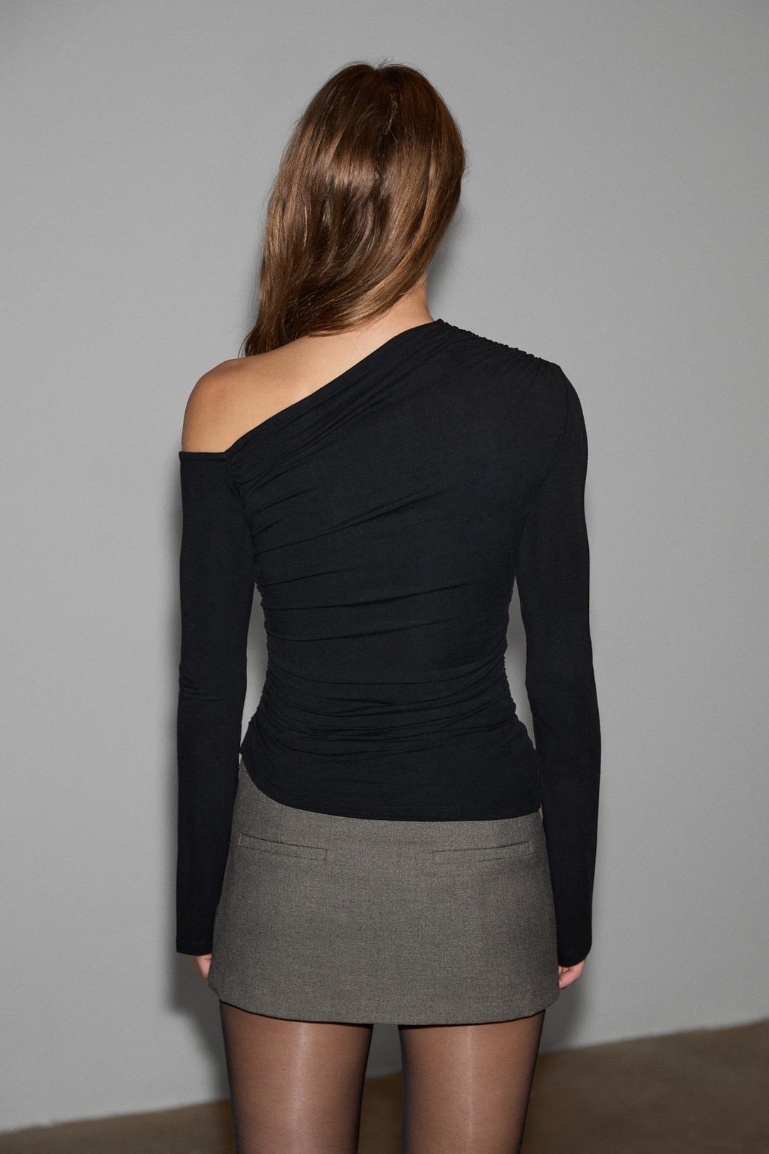 FAURIVA Kadın Asimetrik Yakalı Tek Omuzu Açık Büzgü Detaylı Esnek Kumaşlı Siyah Bluz