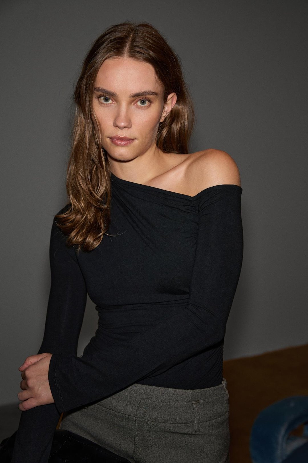 FAURIVA Kadın Asimetrik Yakalı Tek Omuzu Açık Büzgü Detaylı Esnek Kumaşlı Siyah Bluz