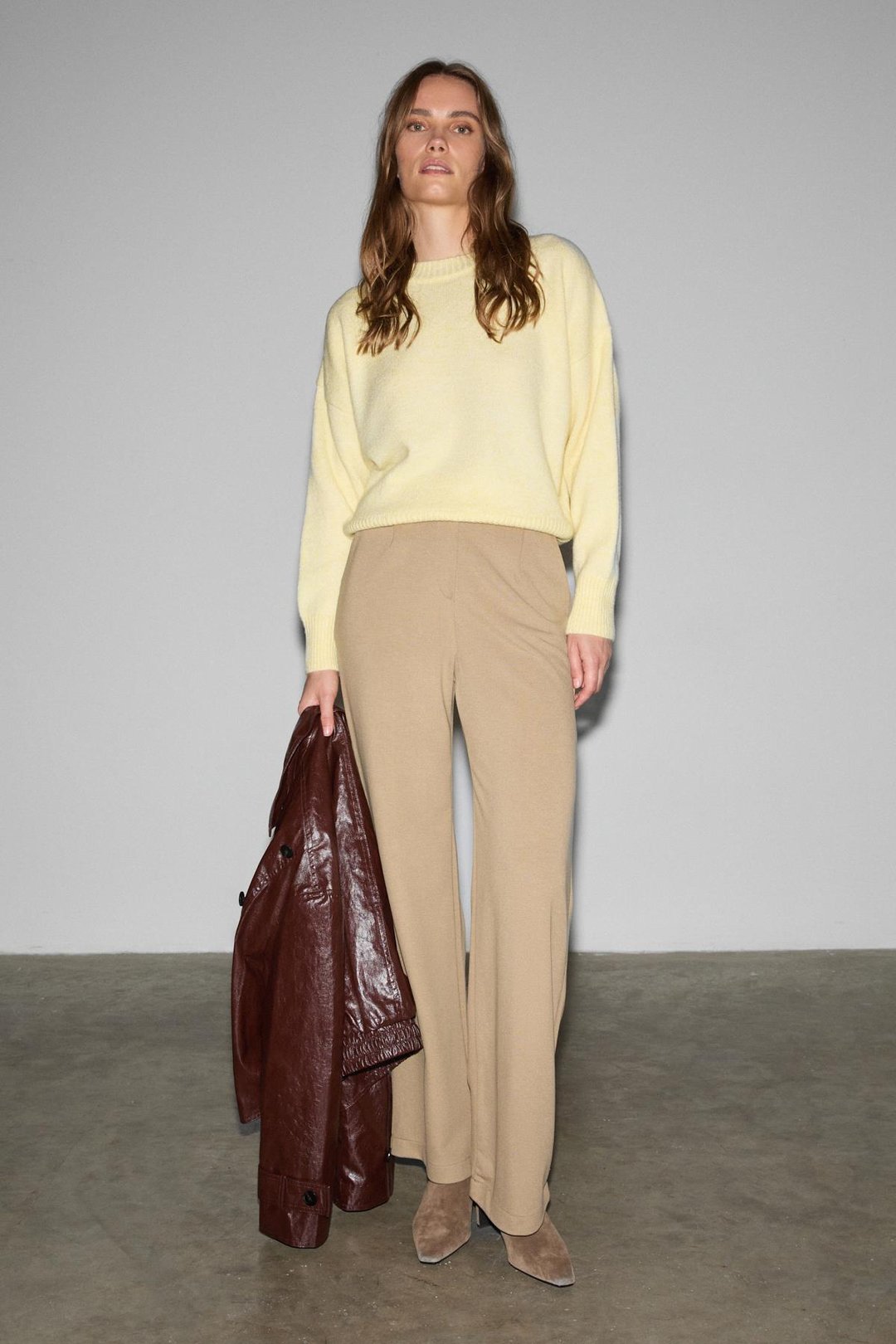 FREDA Kadın Kalın İnterlok Tok ve Esnek Kumaşlı Flare Paça Önü Nervürlü Beli lastikli Bej Pantolon