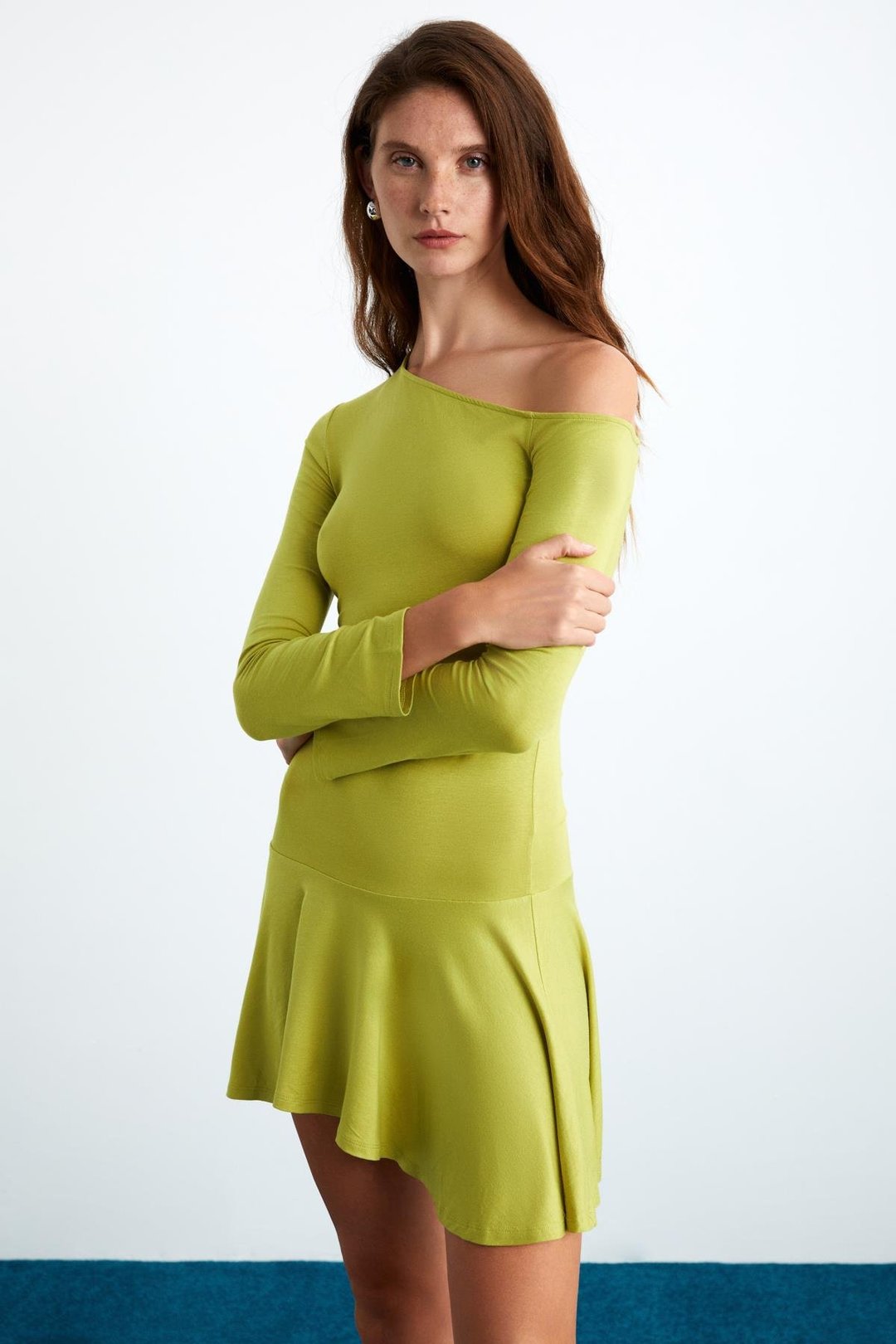 GLENIS Kadın Viskon Likralı Kayık Yaka Vücüda oturan Eteği Kloş ve Asimetrik Yeşil Elbise