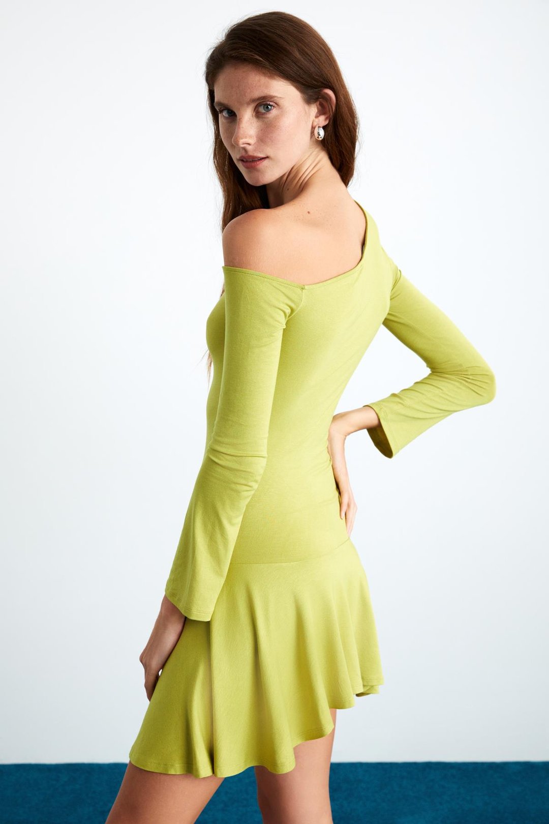 GLENIS Kadın Viskon Likralı Kayık Yaka Vücüda oturan Eteği Kloş ve Asimetrik Yeşil Elbise